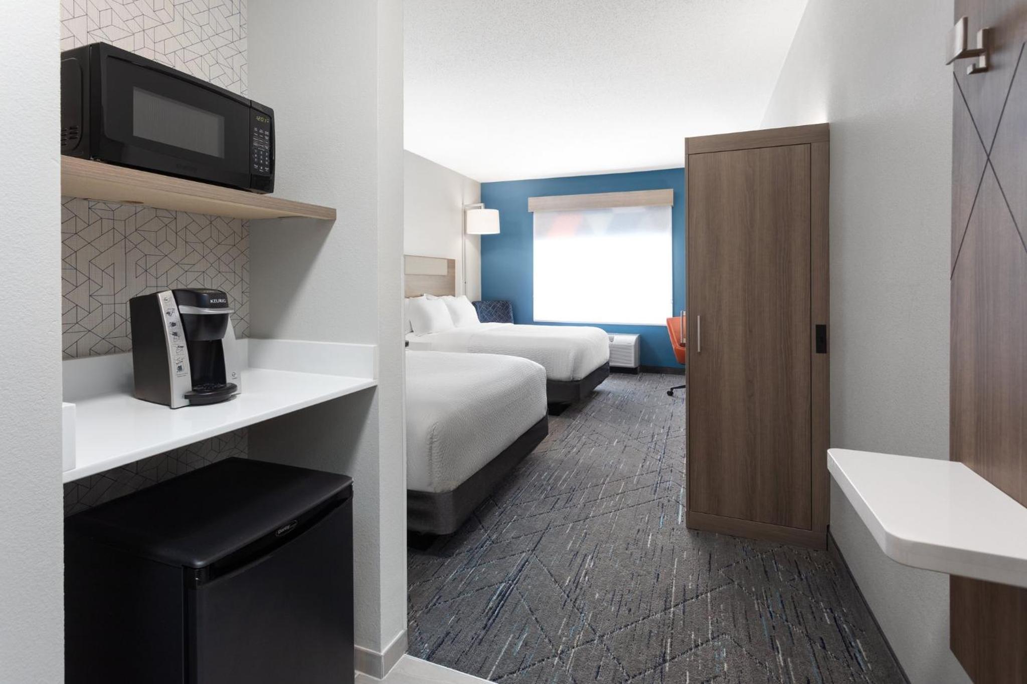 Standard Room with Two Queen Beds - Photo 3