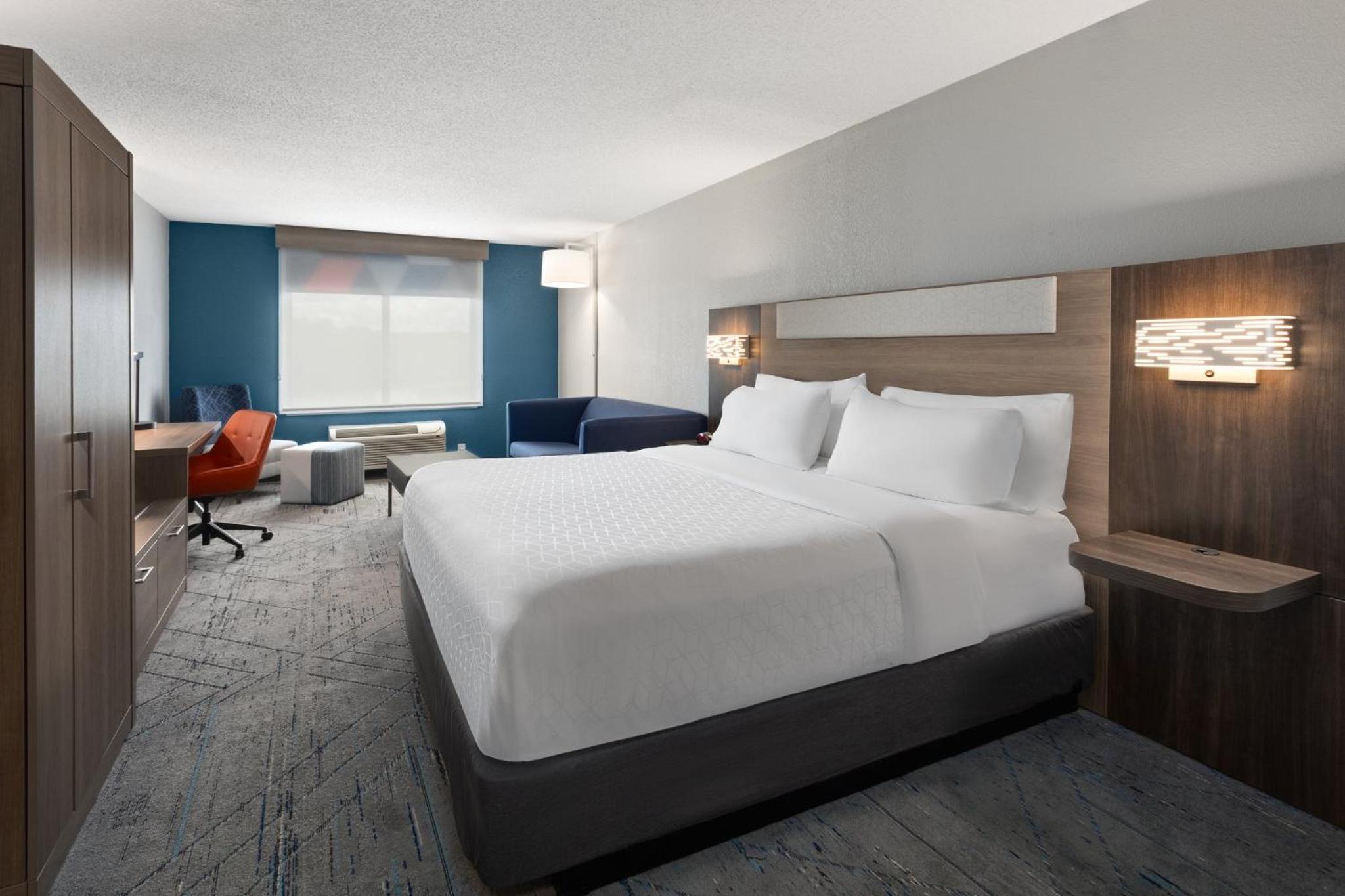 Standard King Room - Photo 12