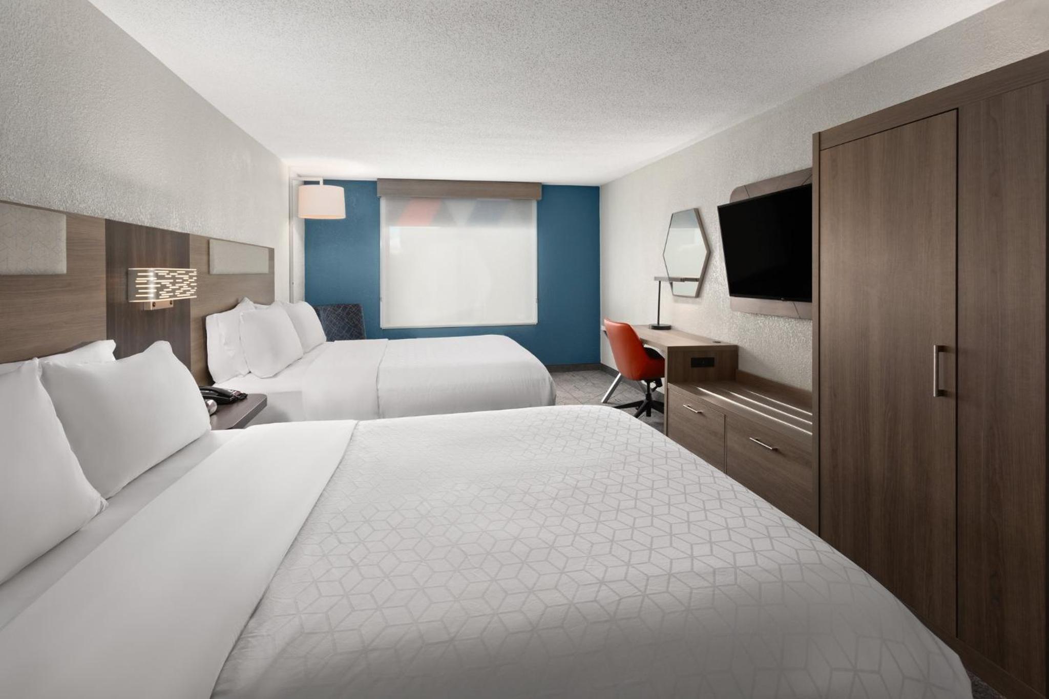 Standard Room with Two Queen Beds - Photo 10