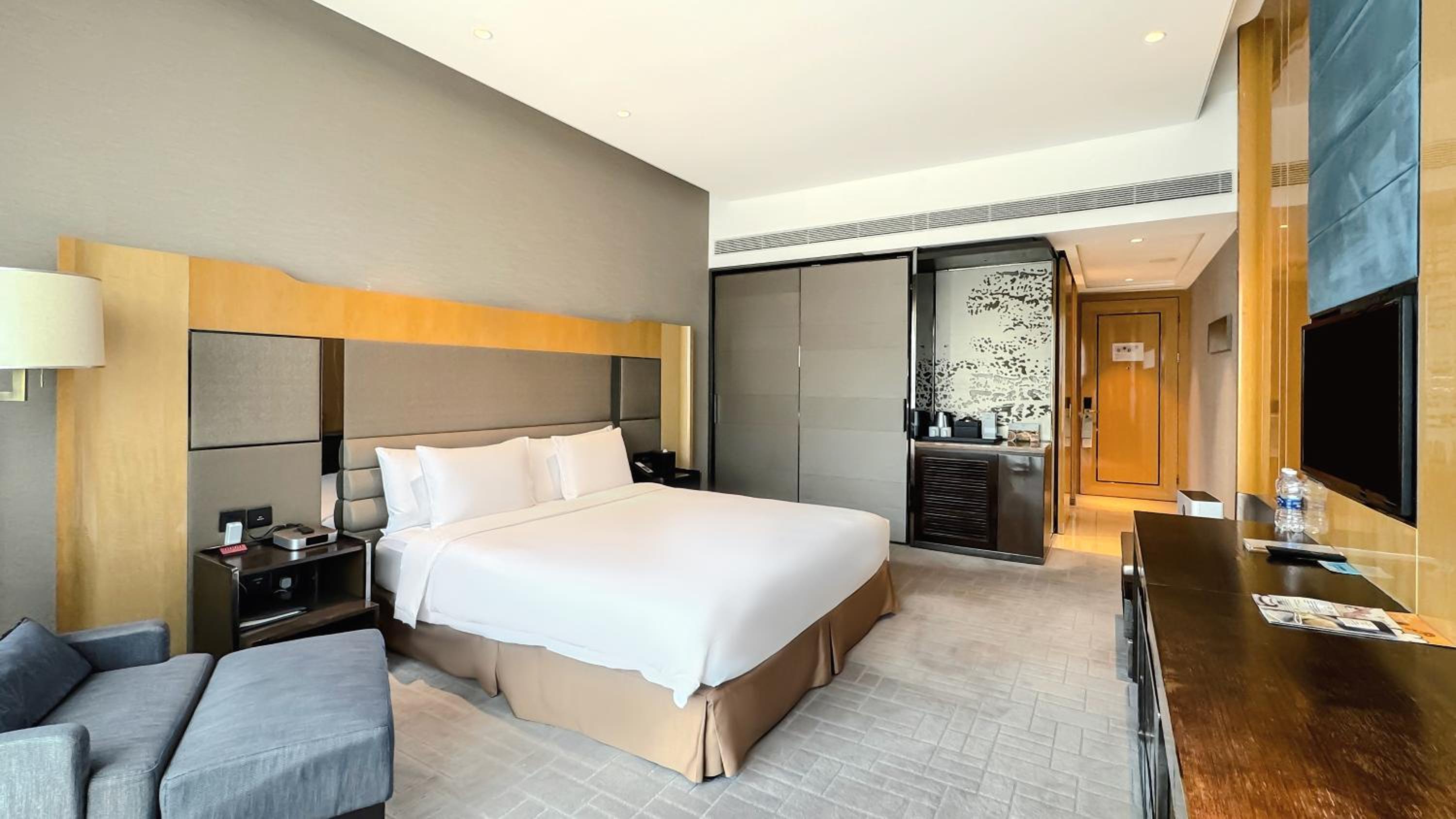 Standard King Room with City View