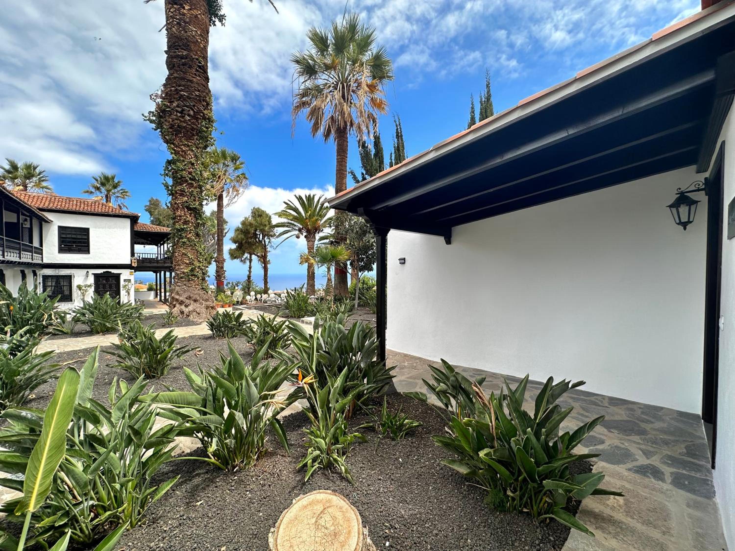 Deluxe Bungalow with Garden View photo 3