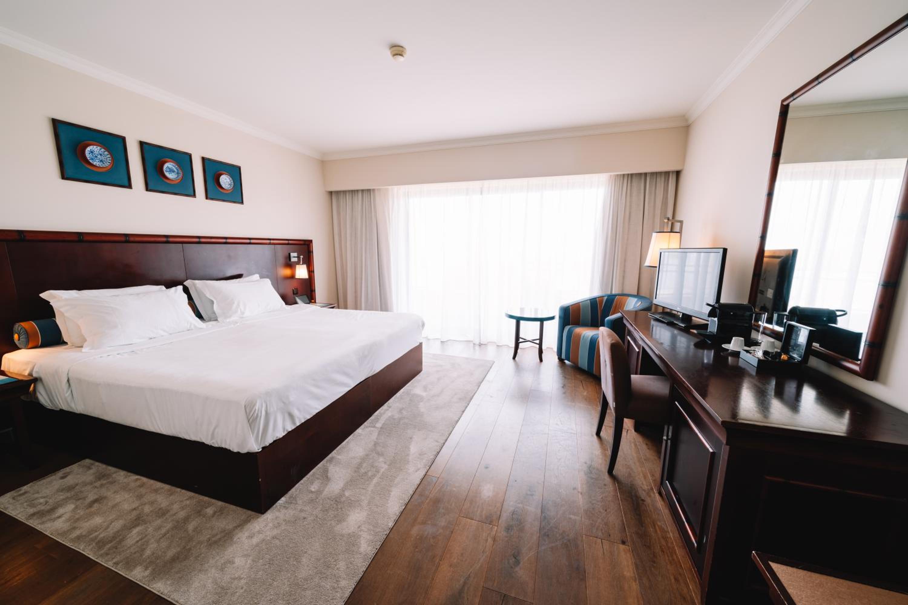 Double/Twin Room with Resort View - Photo 5
