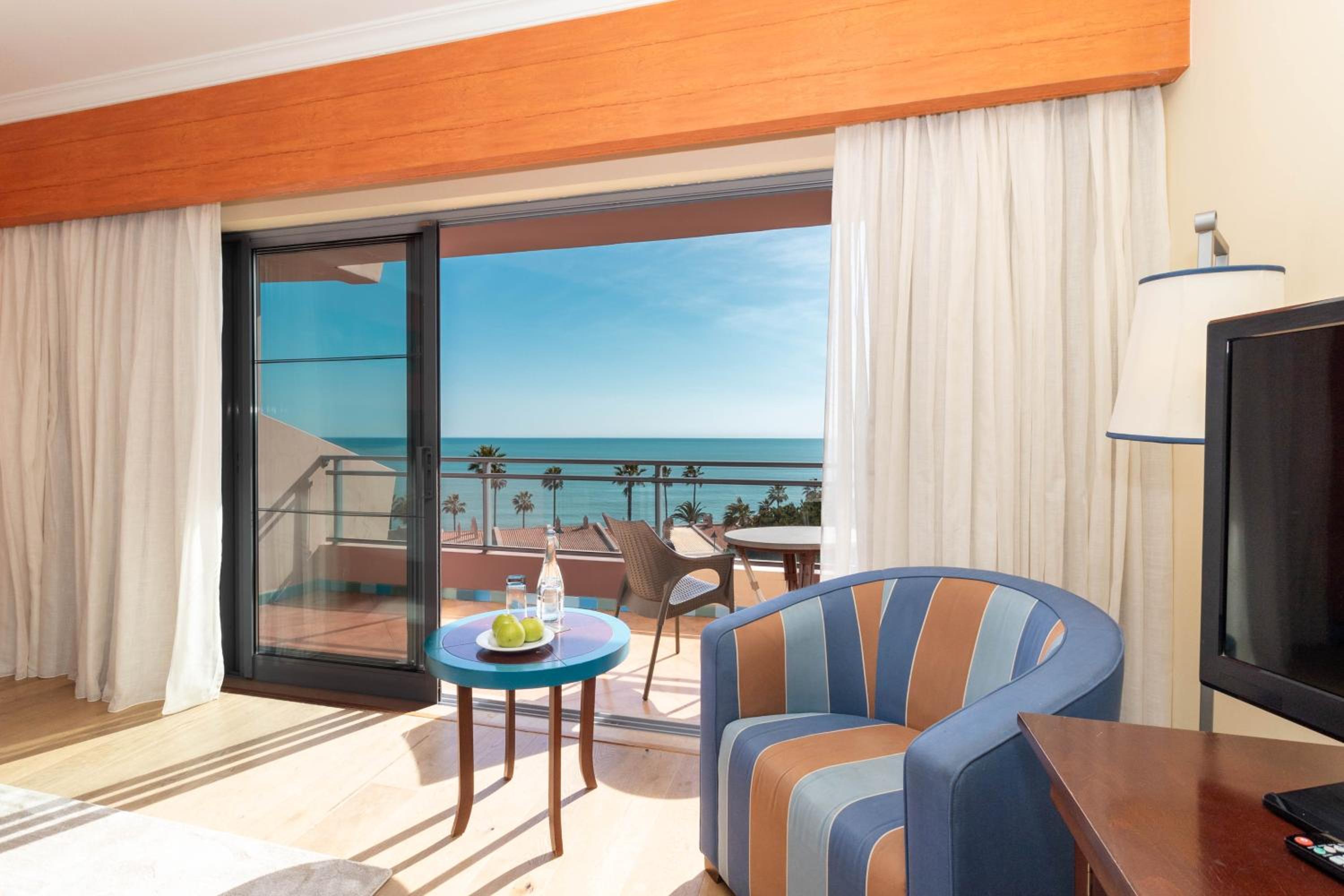 Double or Twin Room with Sea View - Photo 10