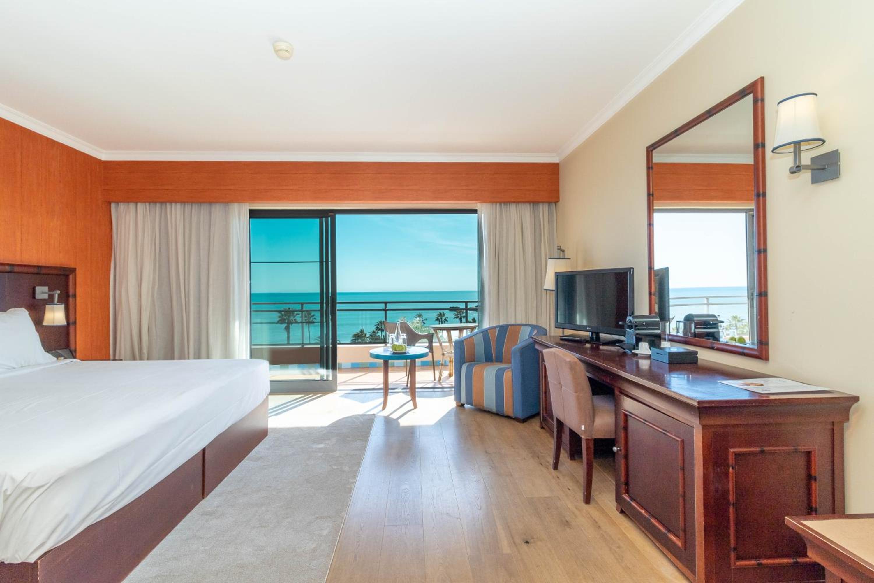 Double or Twin Room with Sea View - Photo 4