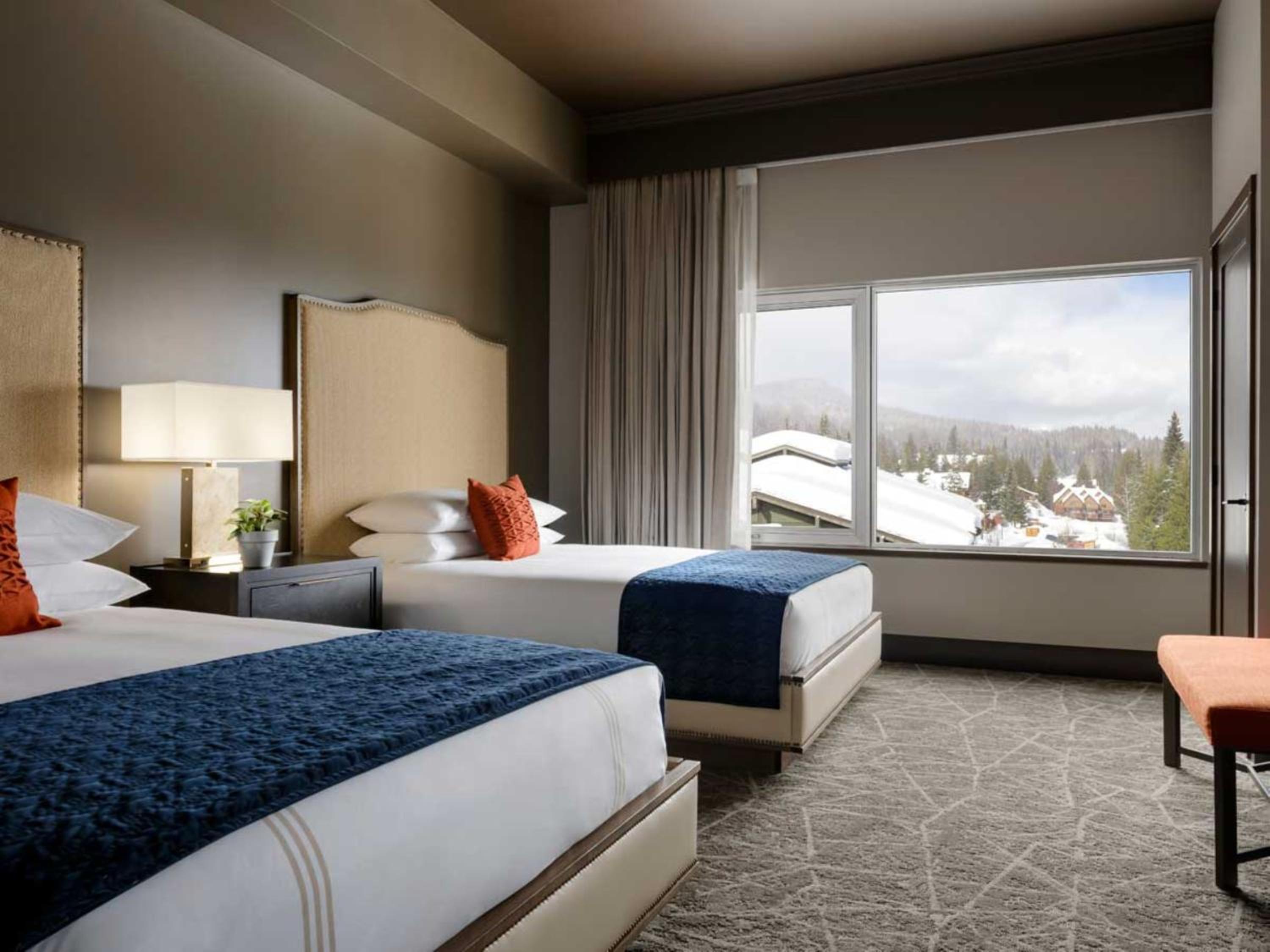 Queen Suite with Balcony and Mountain View photo 3