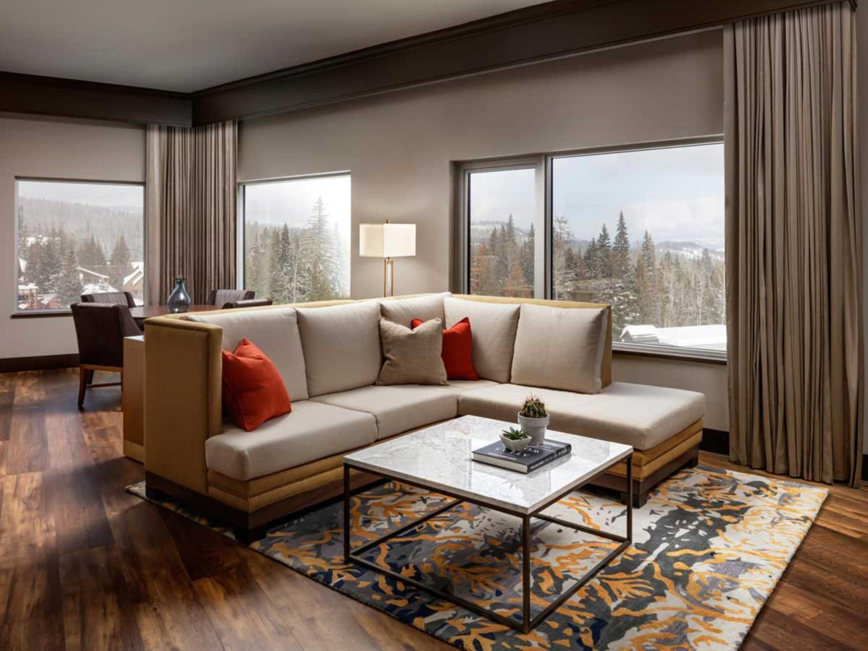 Queen Suite with Balcony and Mountain View photo 2