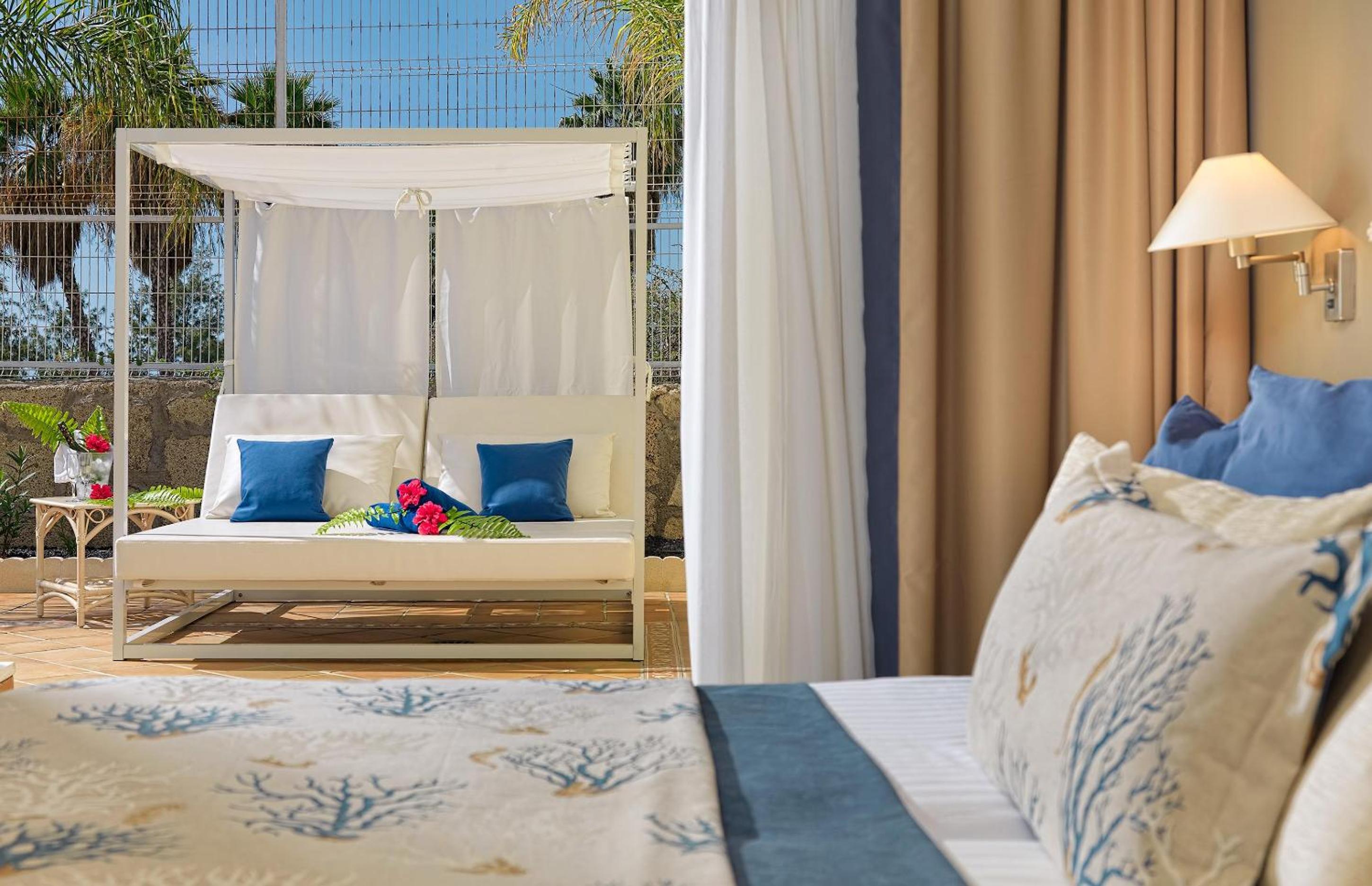 Suite de un dormitorio con vista al campo de golf.