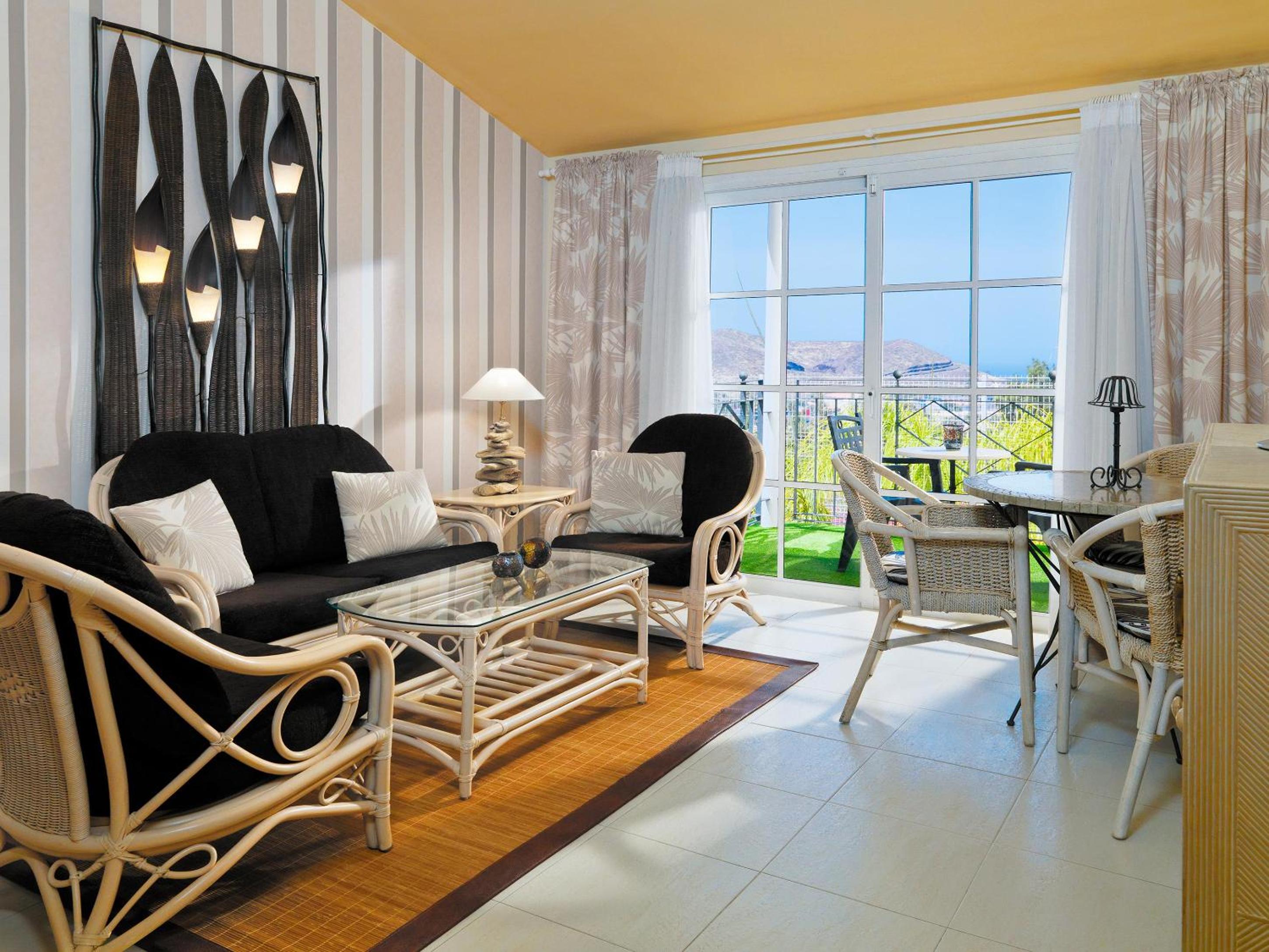 Suite de un dormitorio con vista al campo de golf.