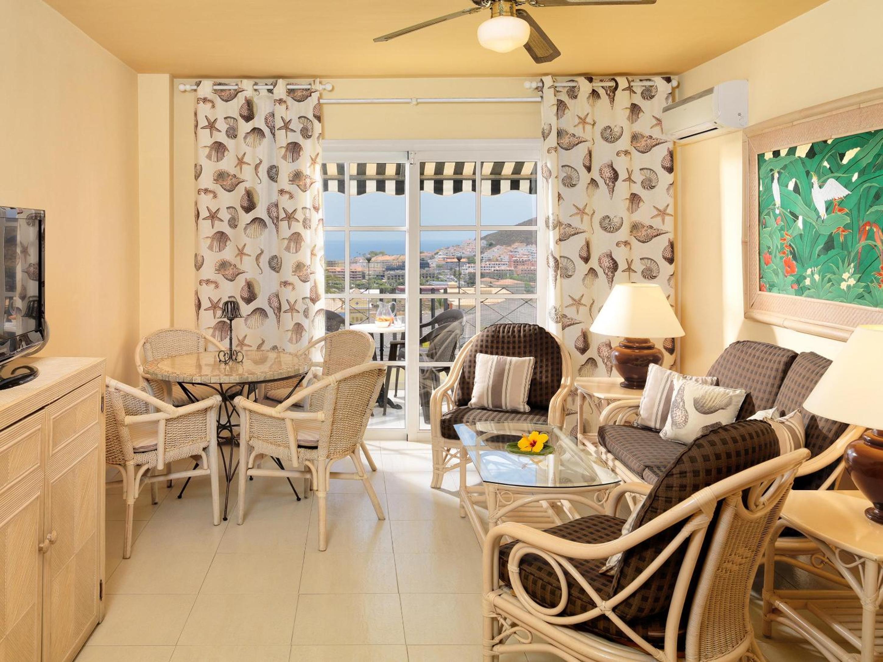 Suite de un dormitorio con vista al campo de golf.
