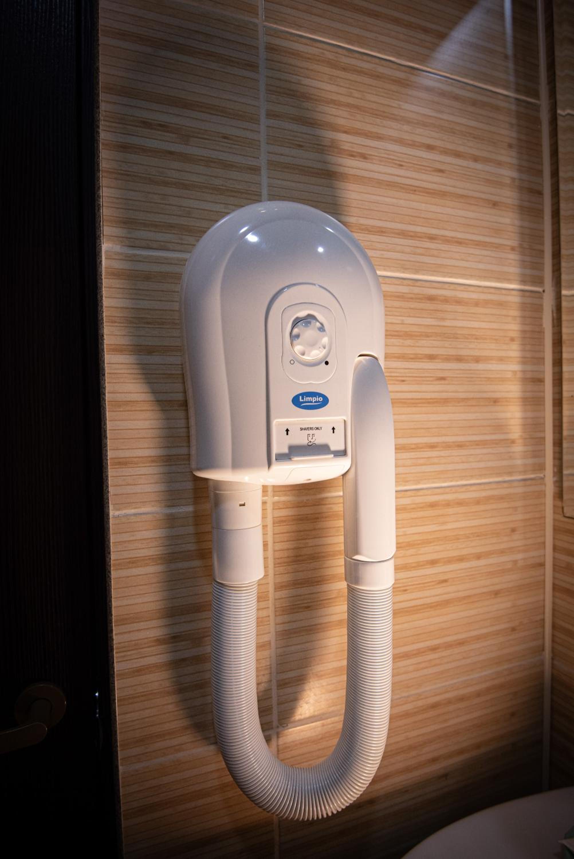 Double or Twin Room with Private Bathroom - Photo 6