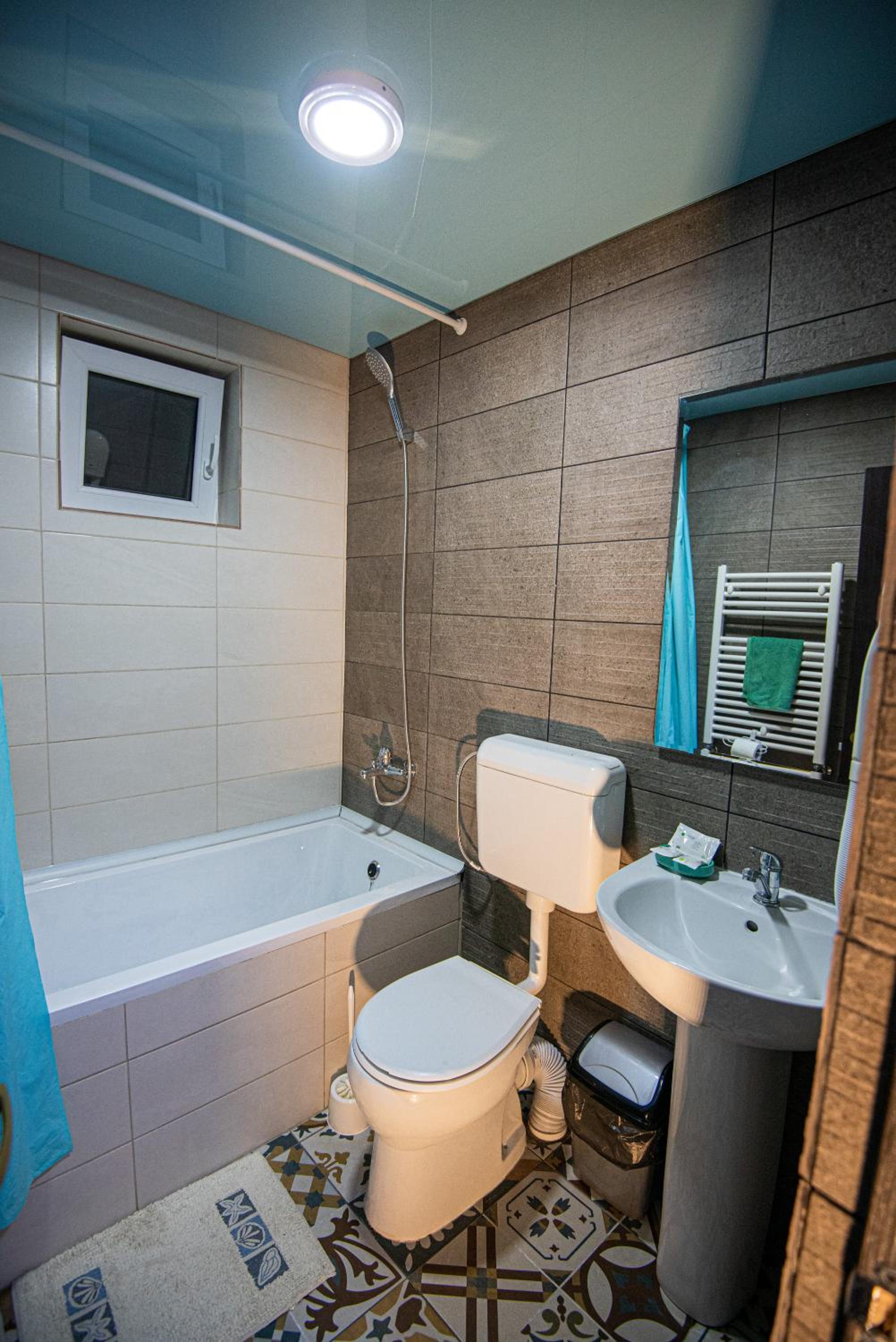 Triple Room with Private Bathroom - Photo 4
