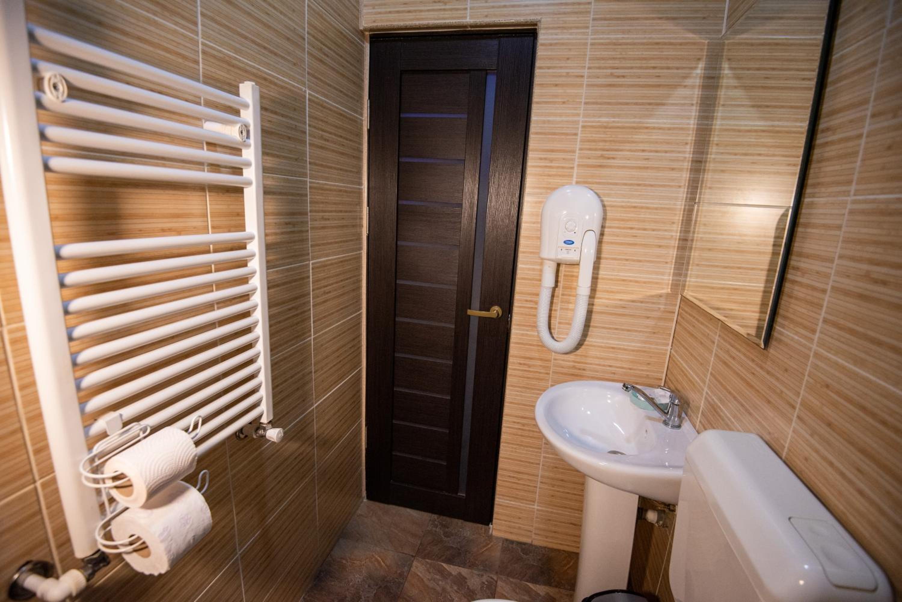 Double or Twin Room with Private Bathroom - Photo 2