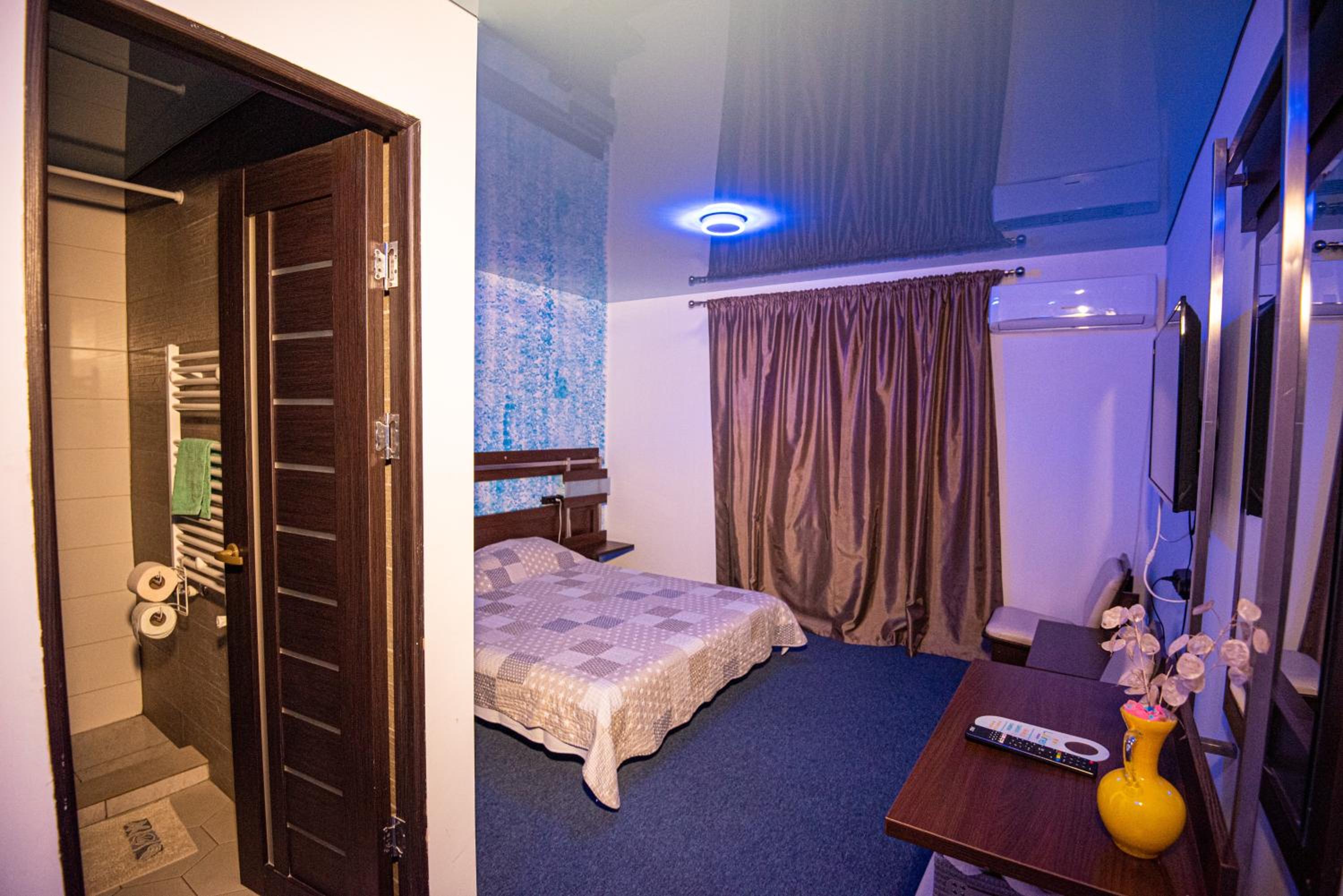 Double Room with Private Bathroom - Photo 1