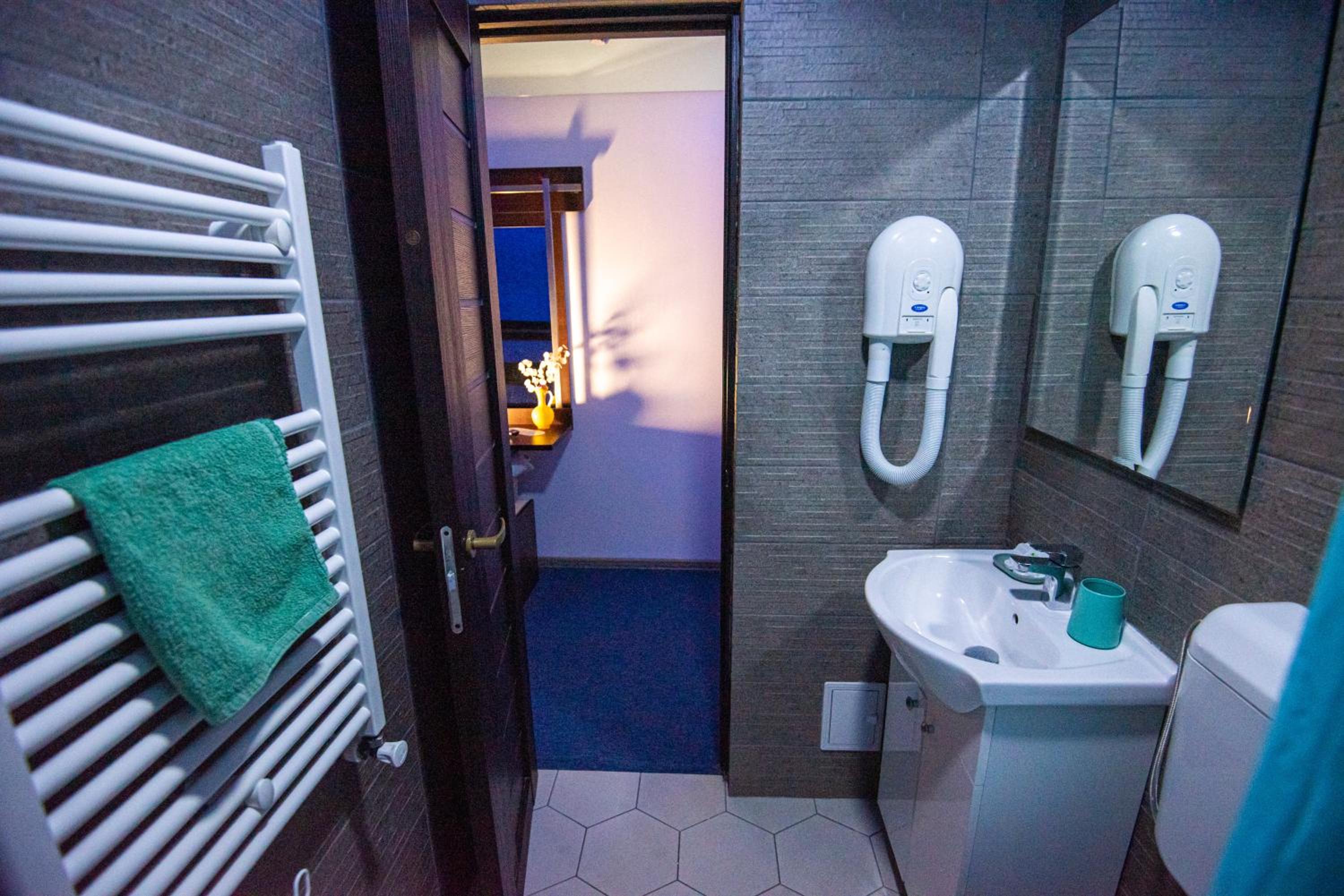 Double Room with Private Bathroom - Photo 5