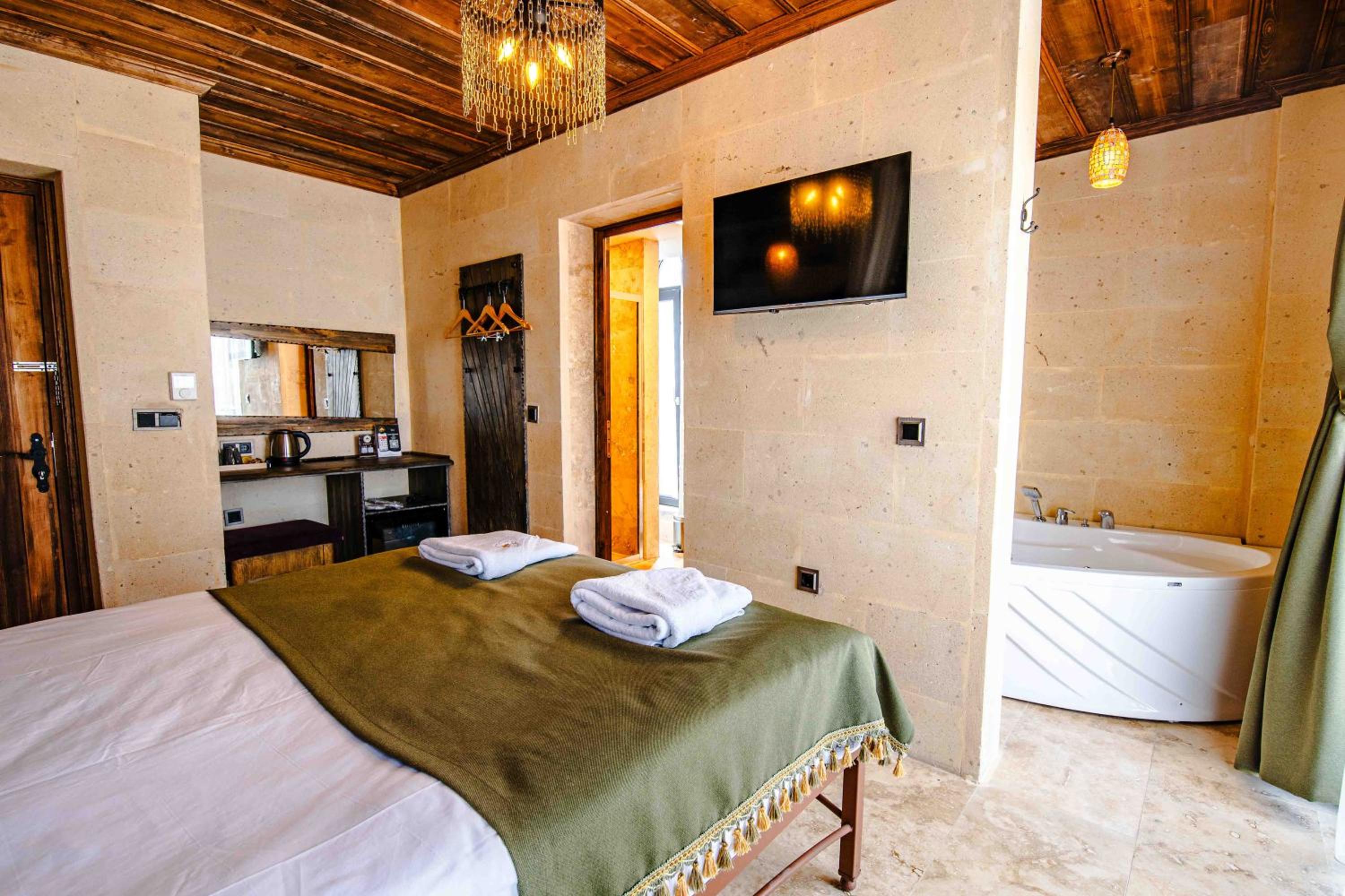 Deluxe Double Room with Jacuzzi photo 2