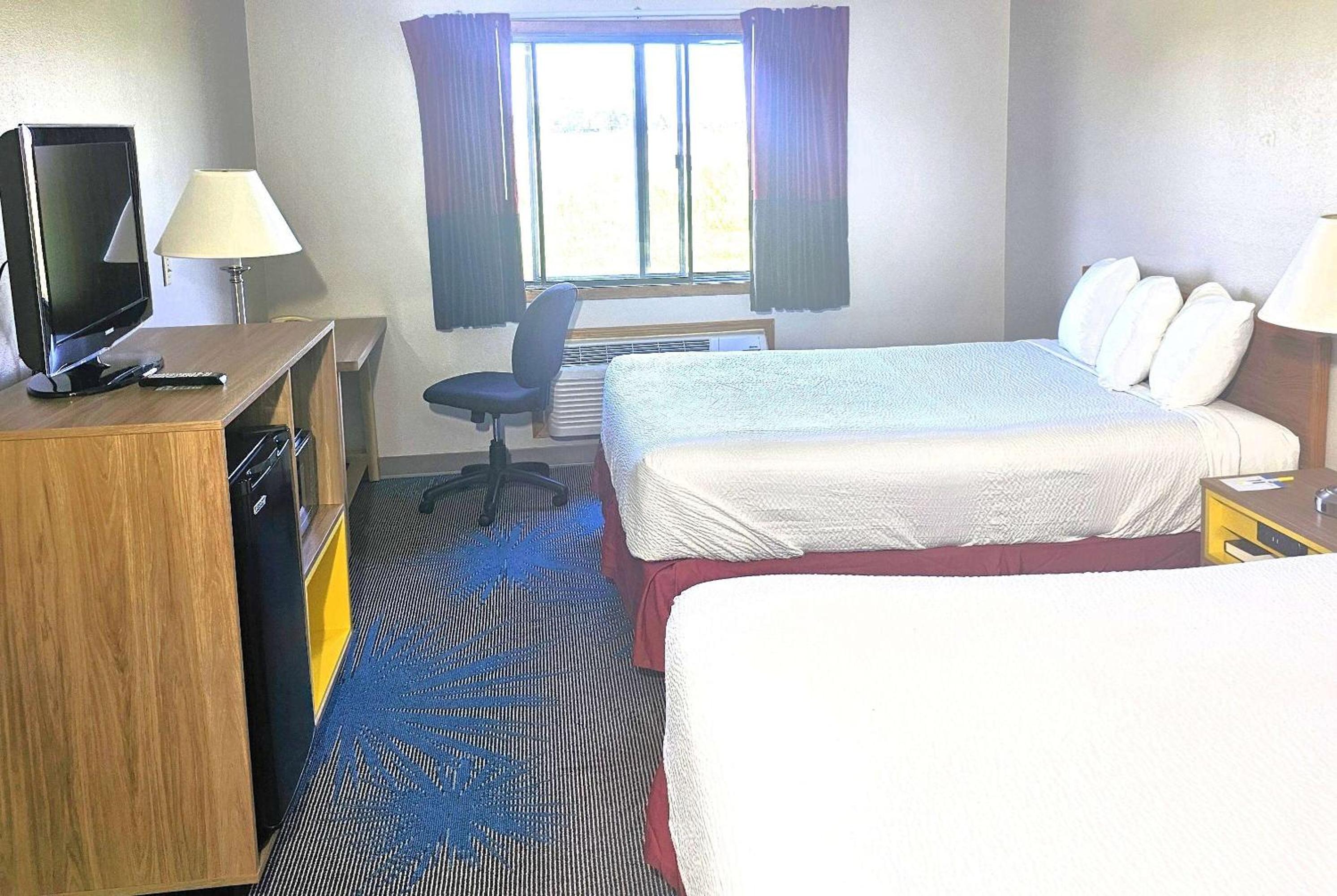 Queen Room with Two Queen Beds - Non-Smoking photo 1