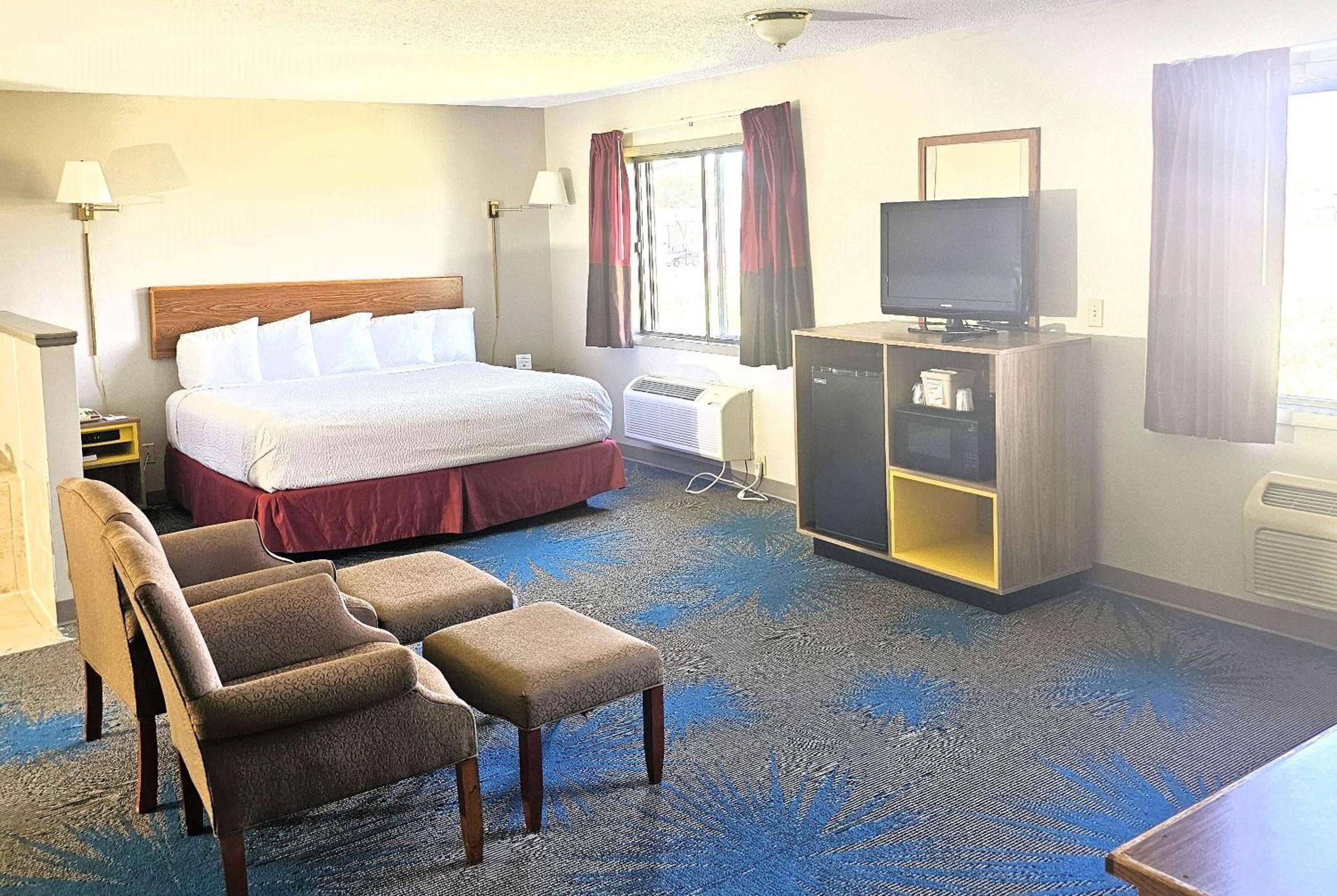 King Suite - Non-Smoking photo 1