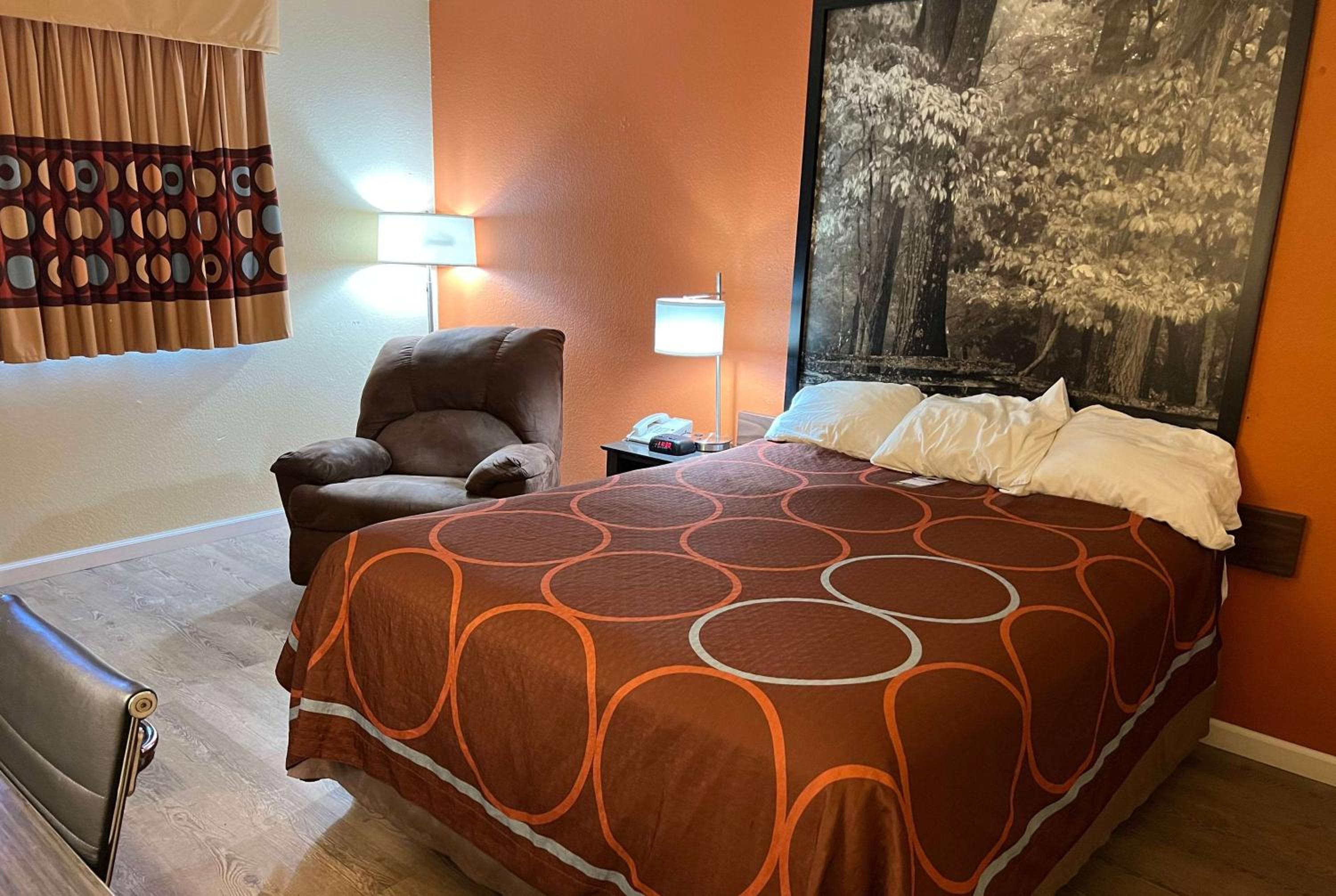 Queen Room - Non-Smoking - Photo 1