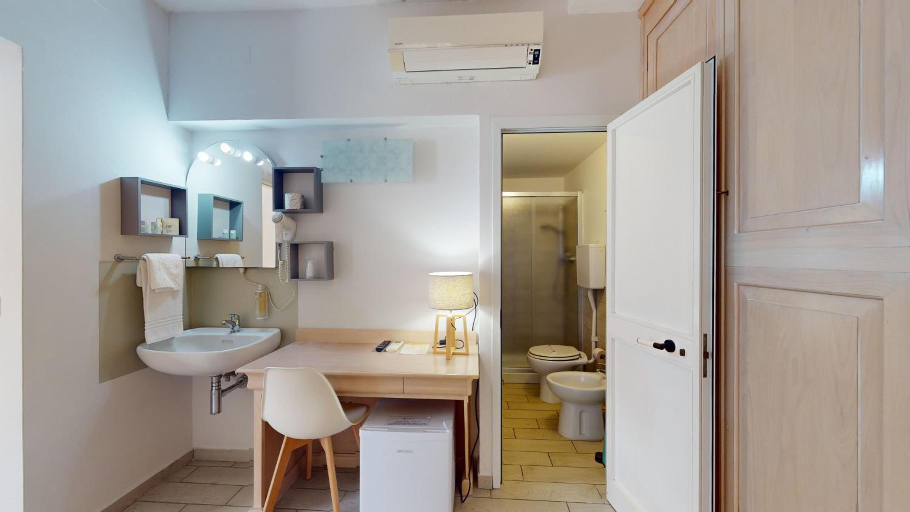 Large Single Room photo 3