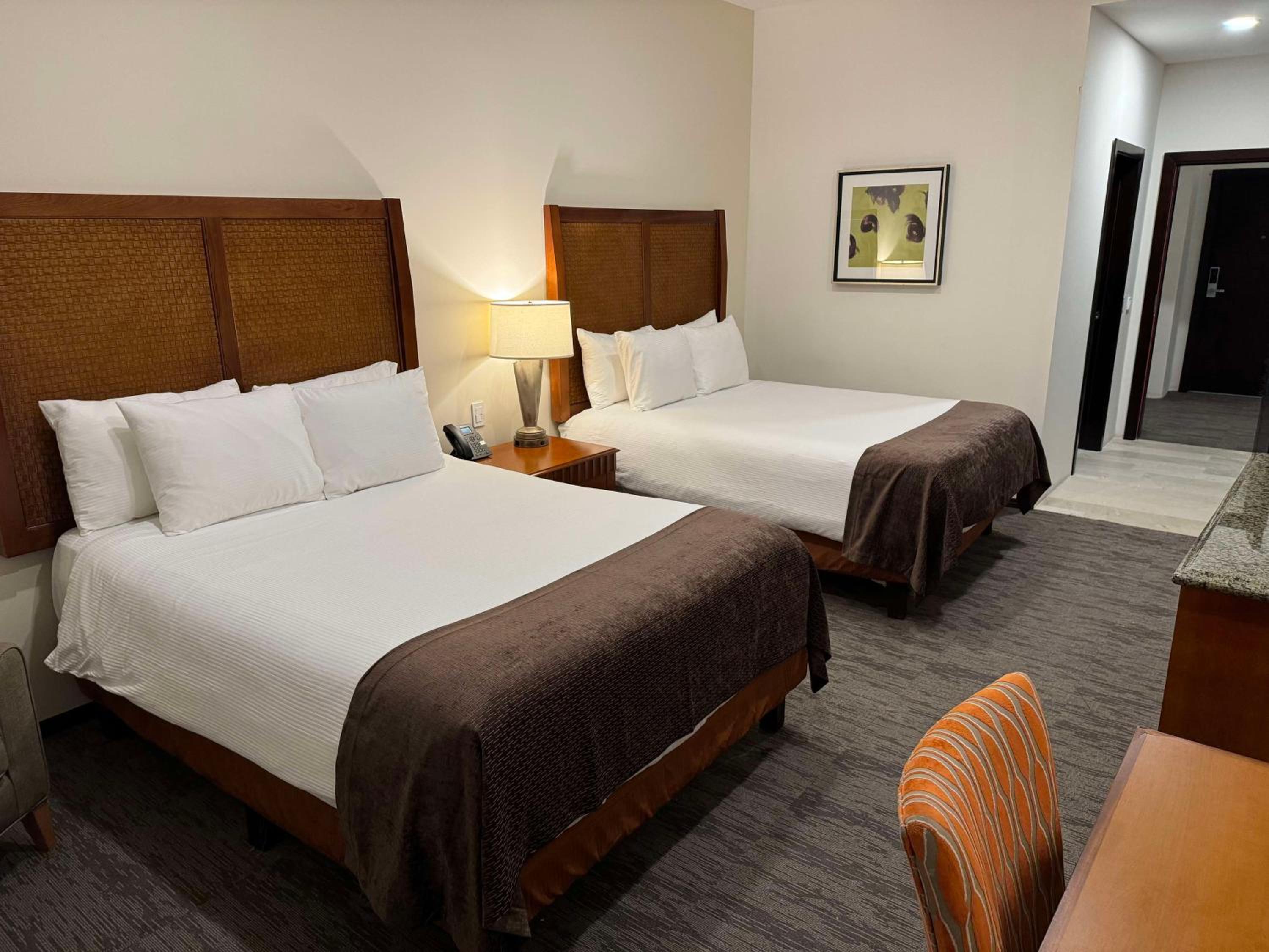 Queen Room with Two Queen Beds and Street View - Non-Smoking - Photo 4