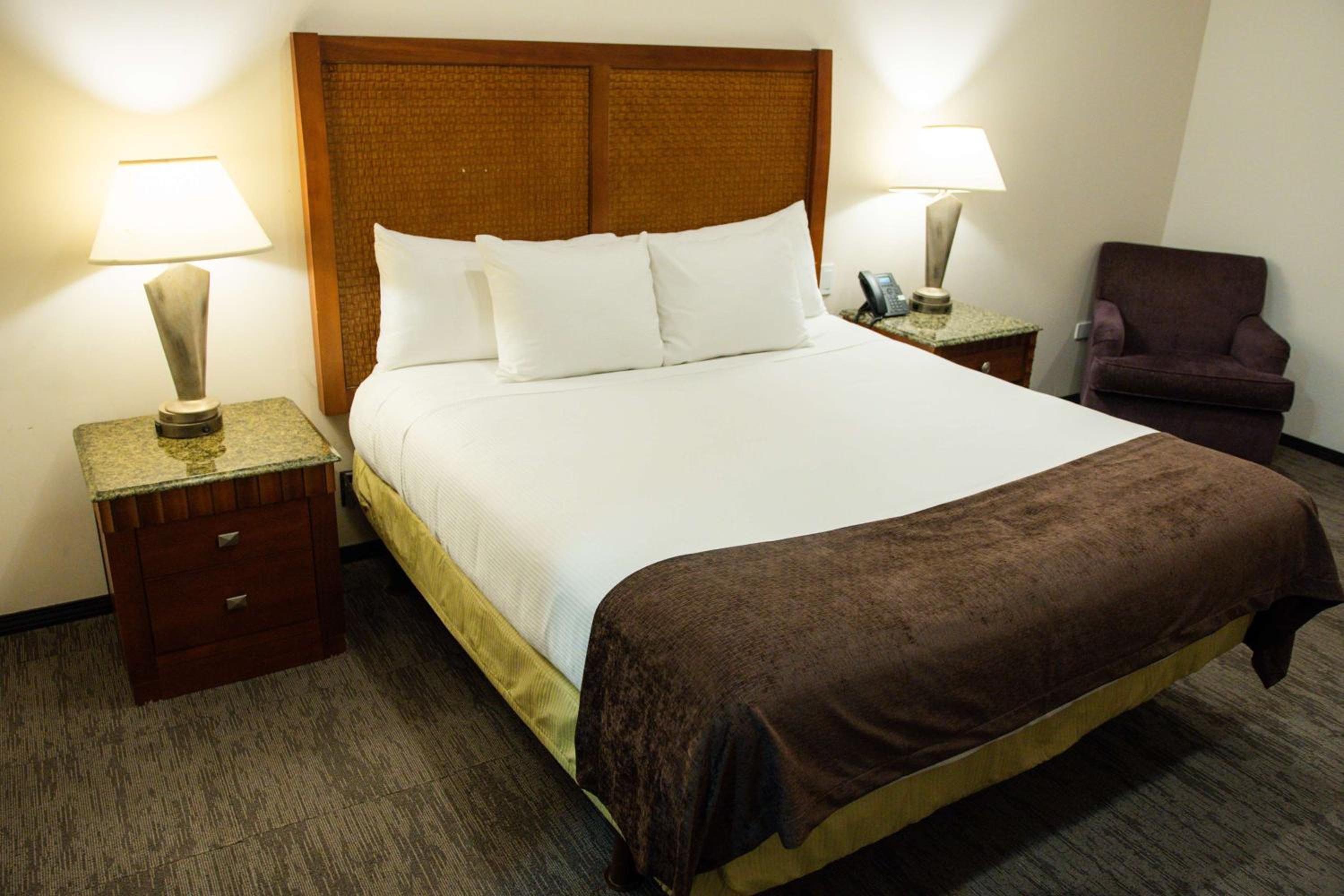 King Room with Street View - Non-Smoking - Photo 3