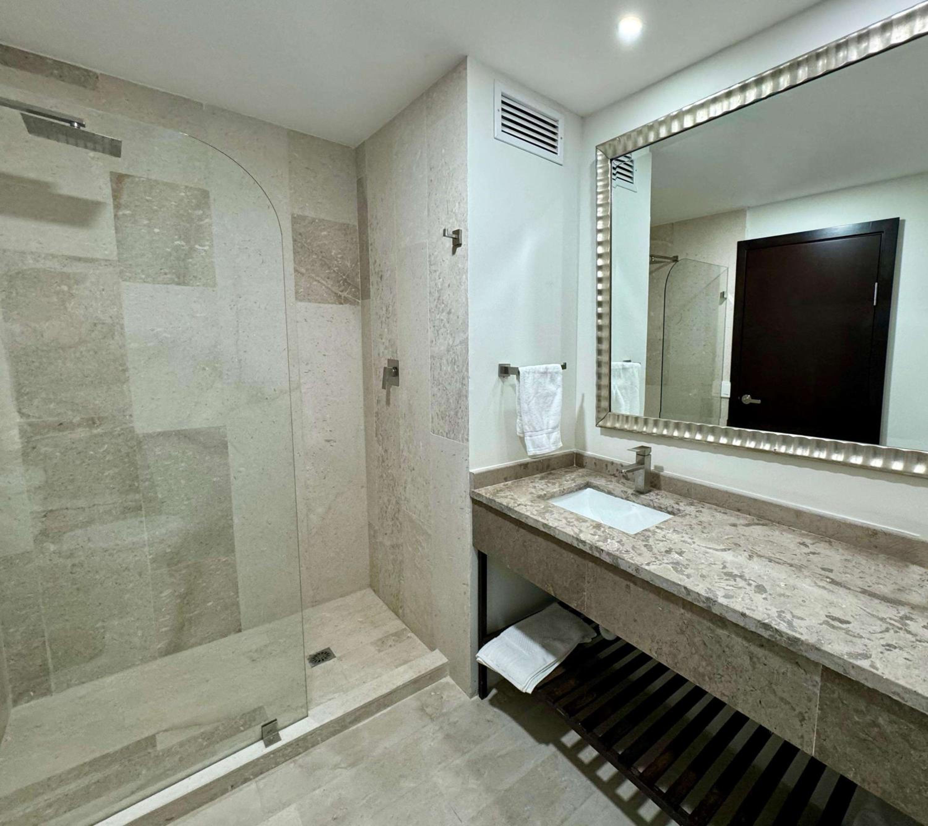 King Room with Street View - Non-Smoking - Photo 2