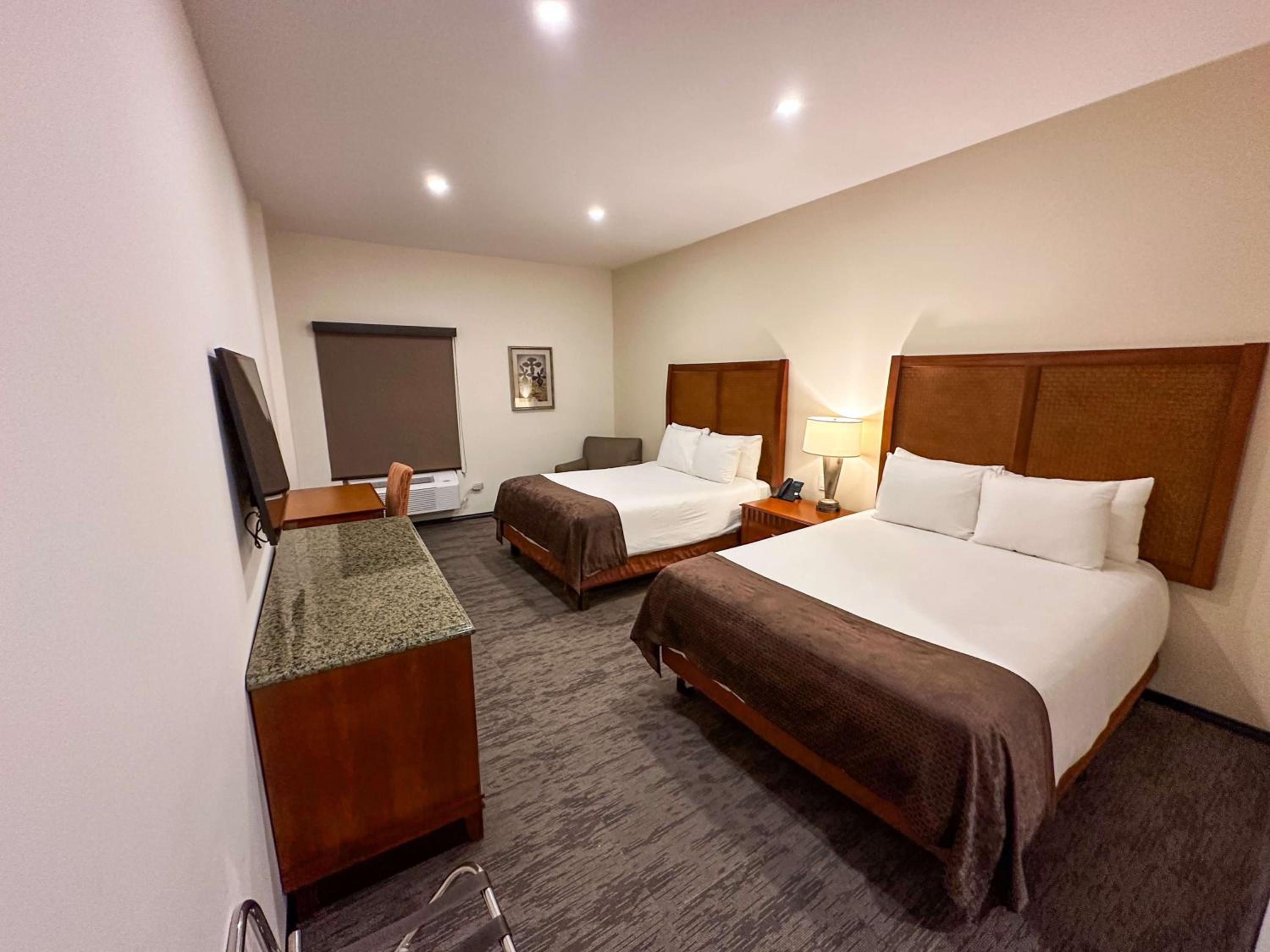 Queen Room with Two Queen Beds and Street View - Non-Smoking - Photo 6