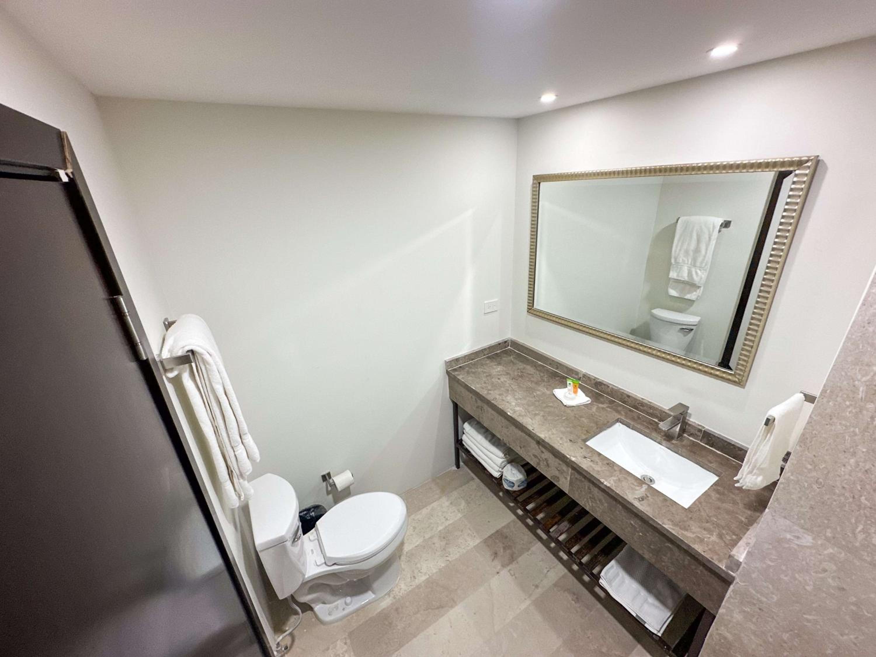 Queen Room with Two Queen Beds and Street View - Non-Smoking - Photo 2