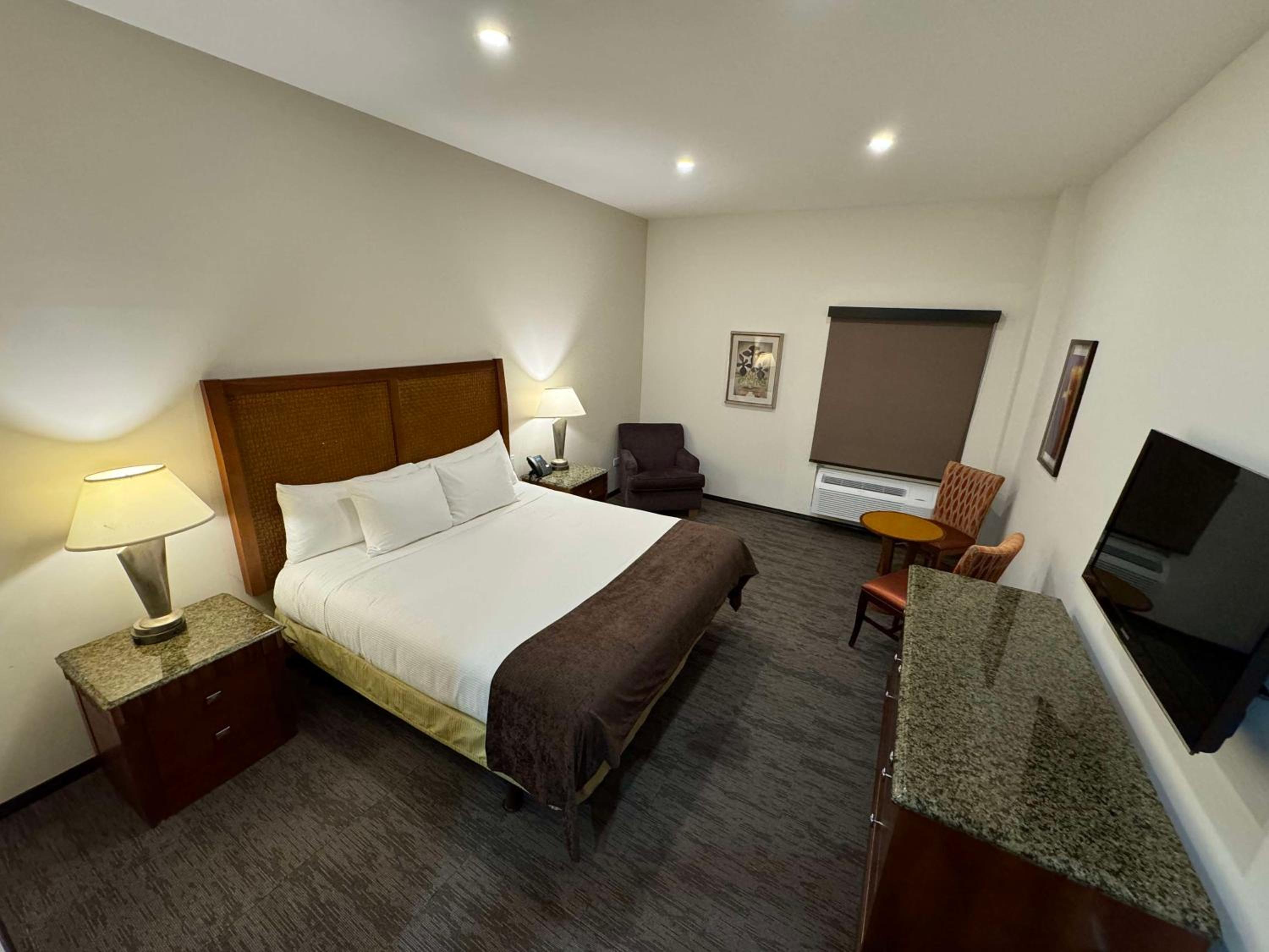 King Room with Roll-In Shower - Disability Access - Photo 1
