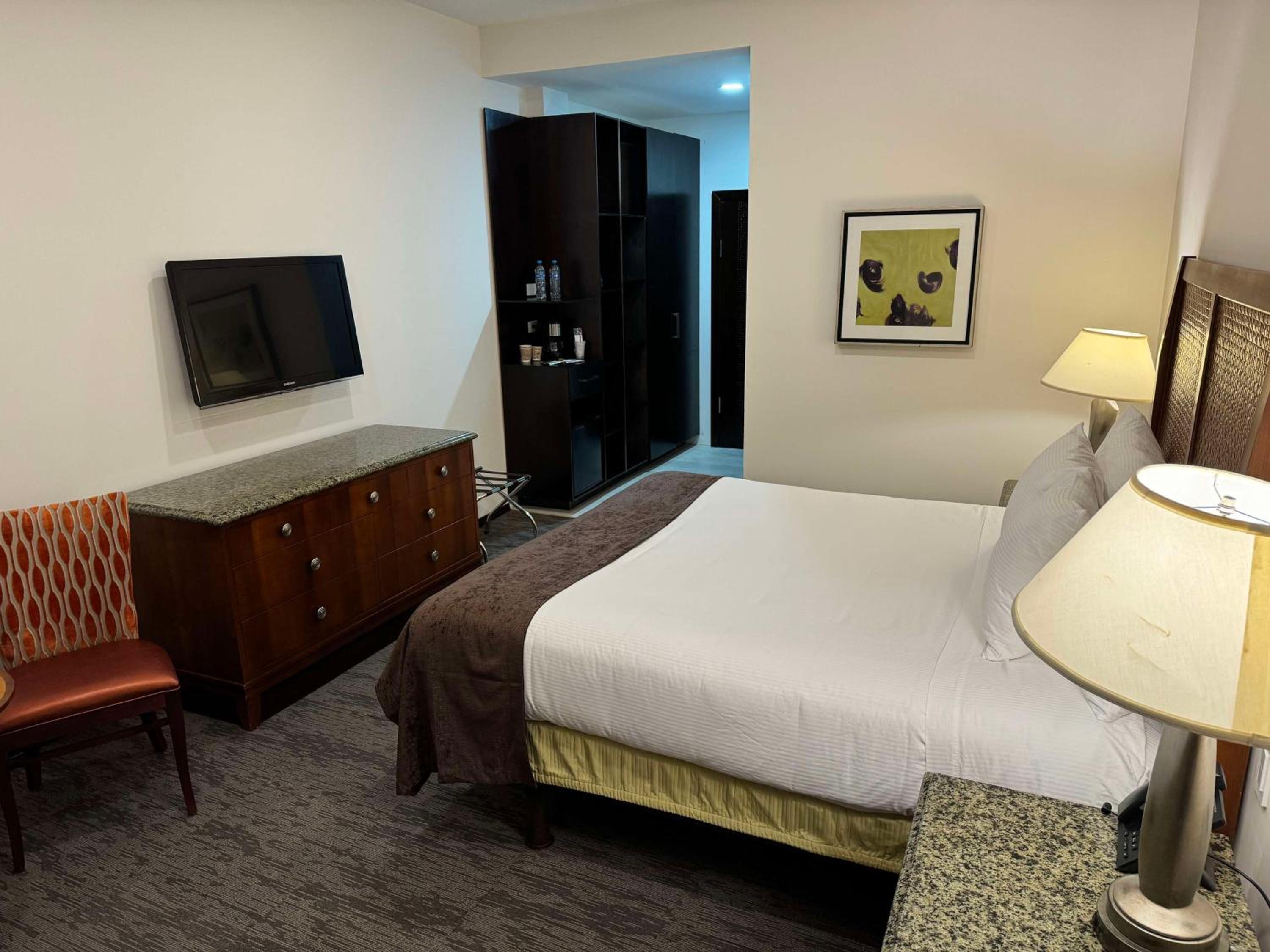 King Room with Roll-In Shower - Disability Access - Photo 4