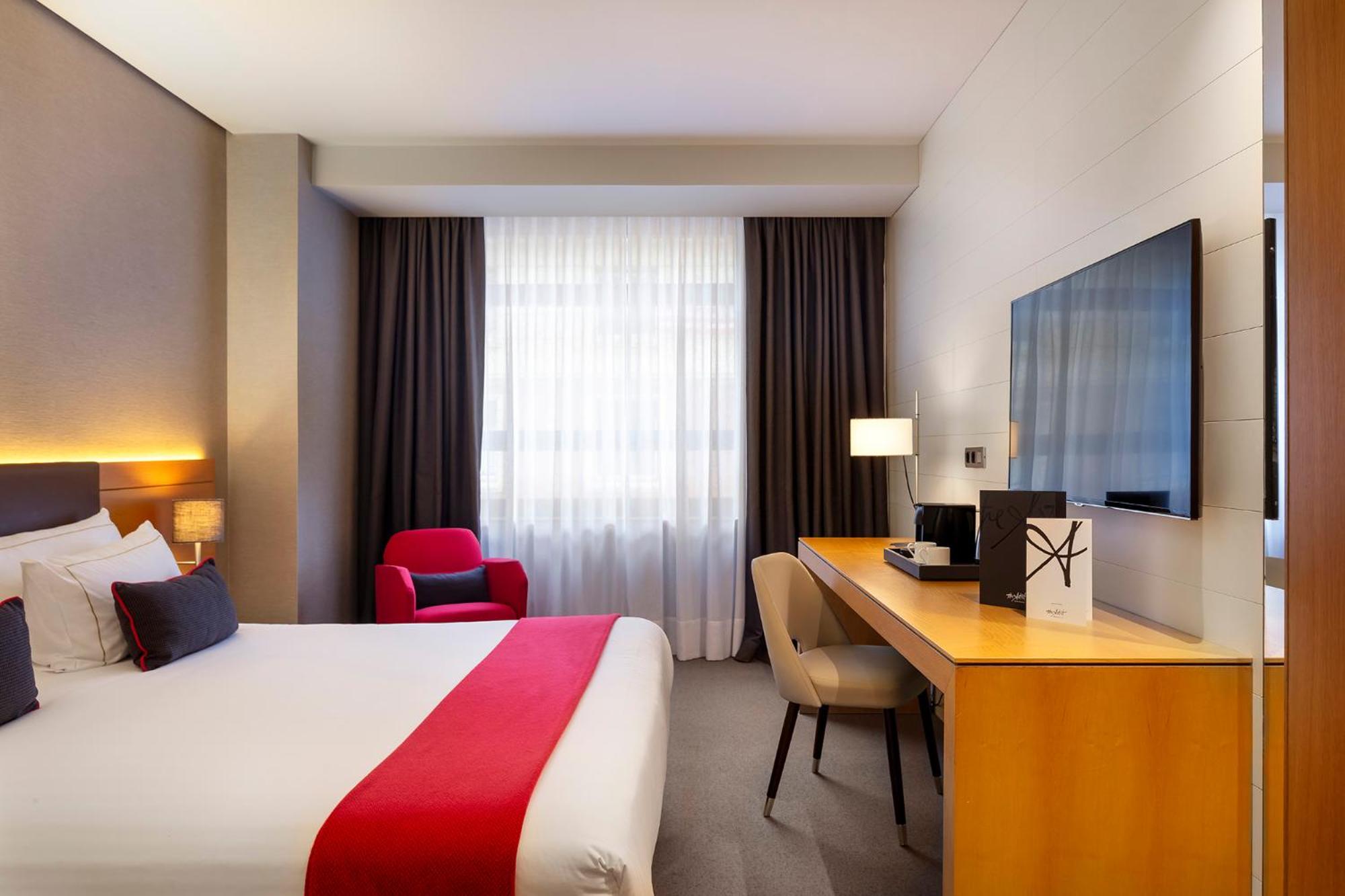 Superior Double or Twin Room with City View - Photo 4