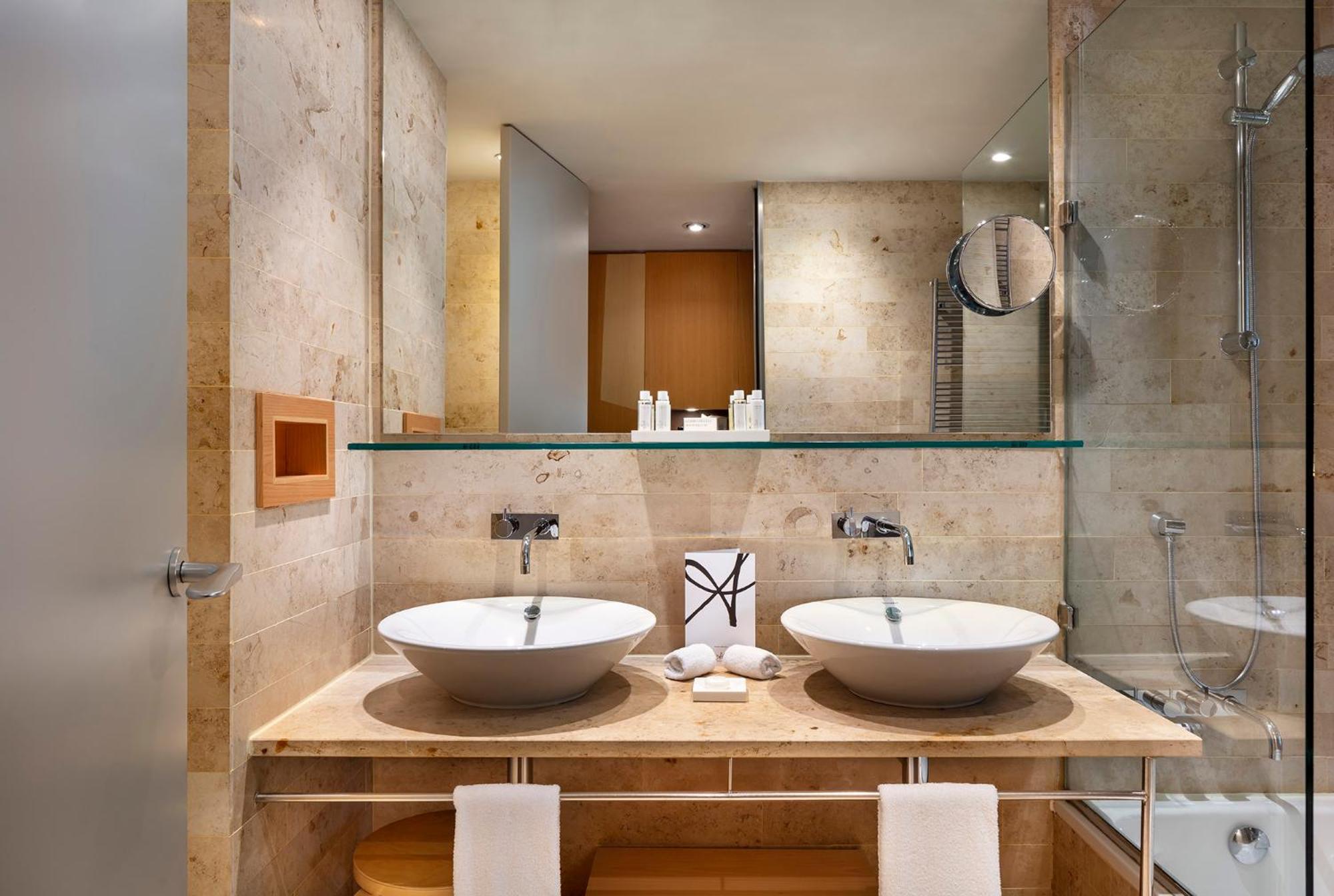 Superior Double or Twin Room with City View - Photo 5