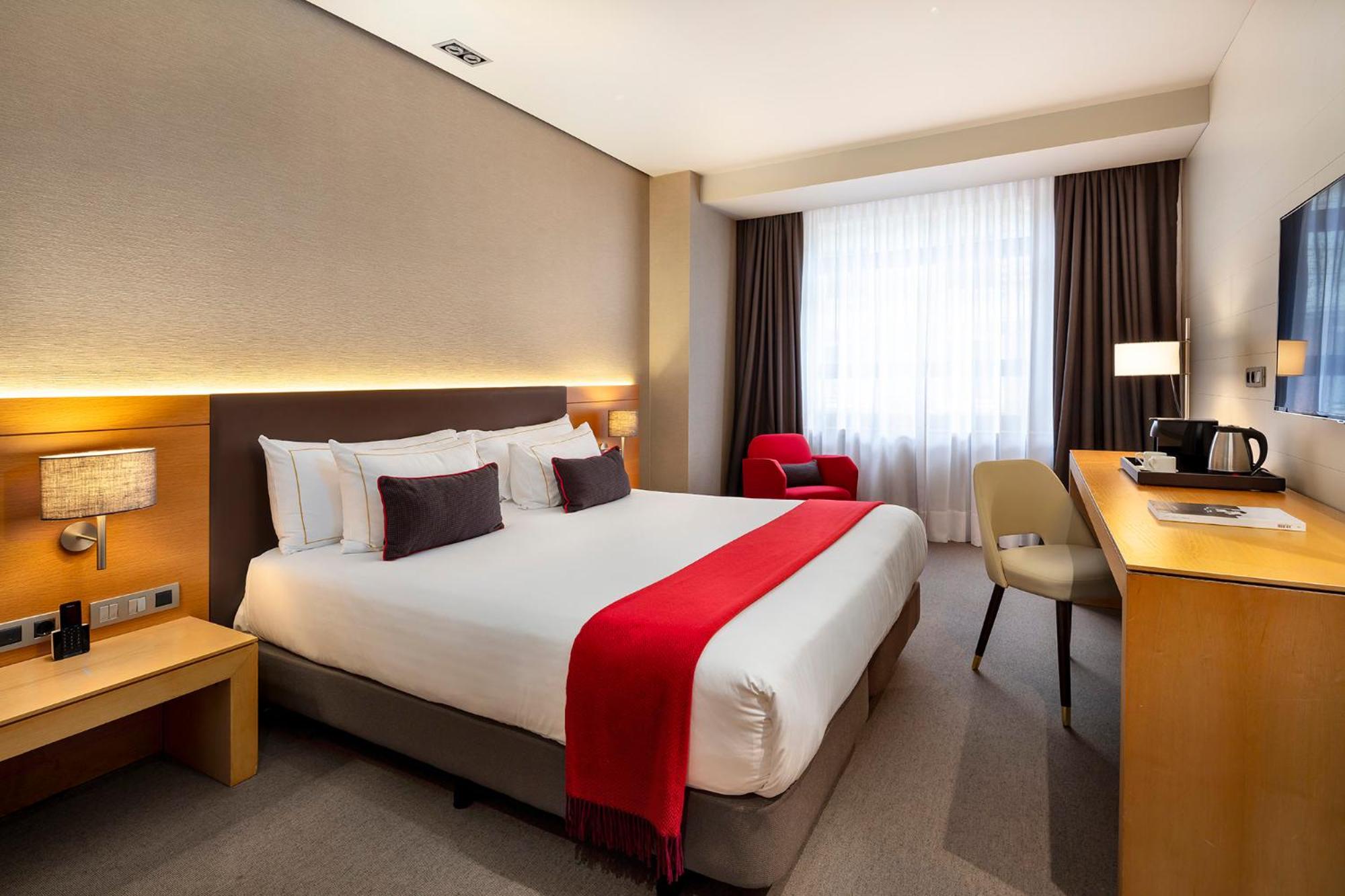 Superior Double or Twin Room with City View - Photo 1