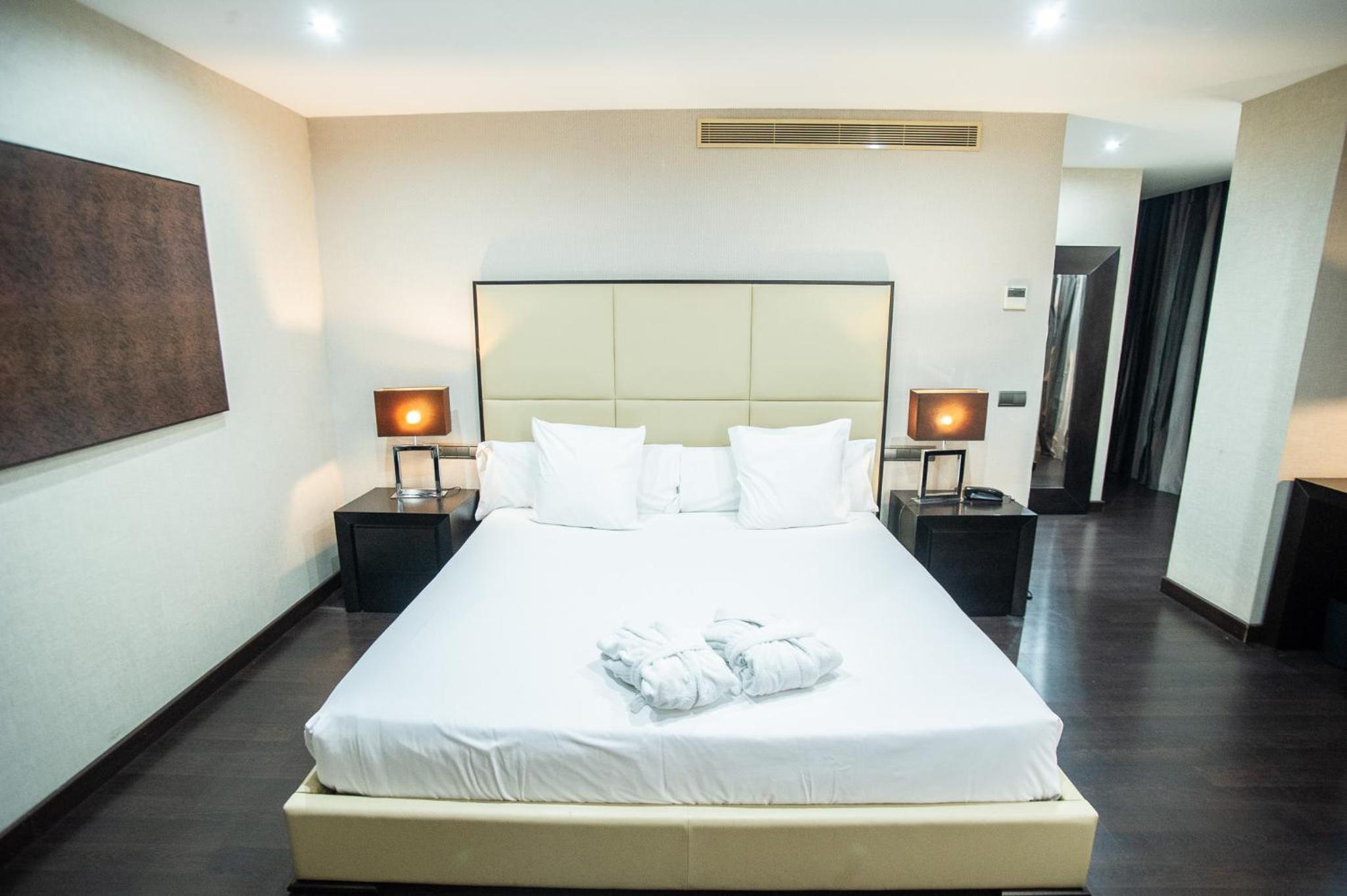 Deluxe Suite with Spa Bath - Photo 2