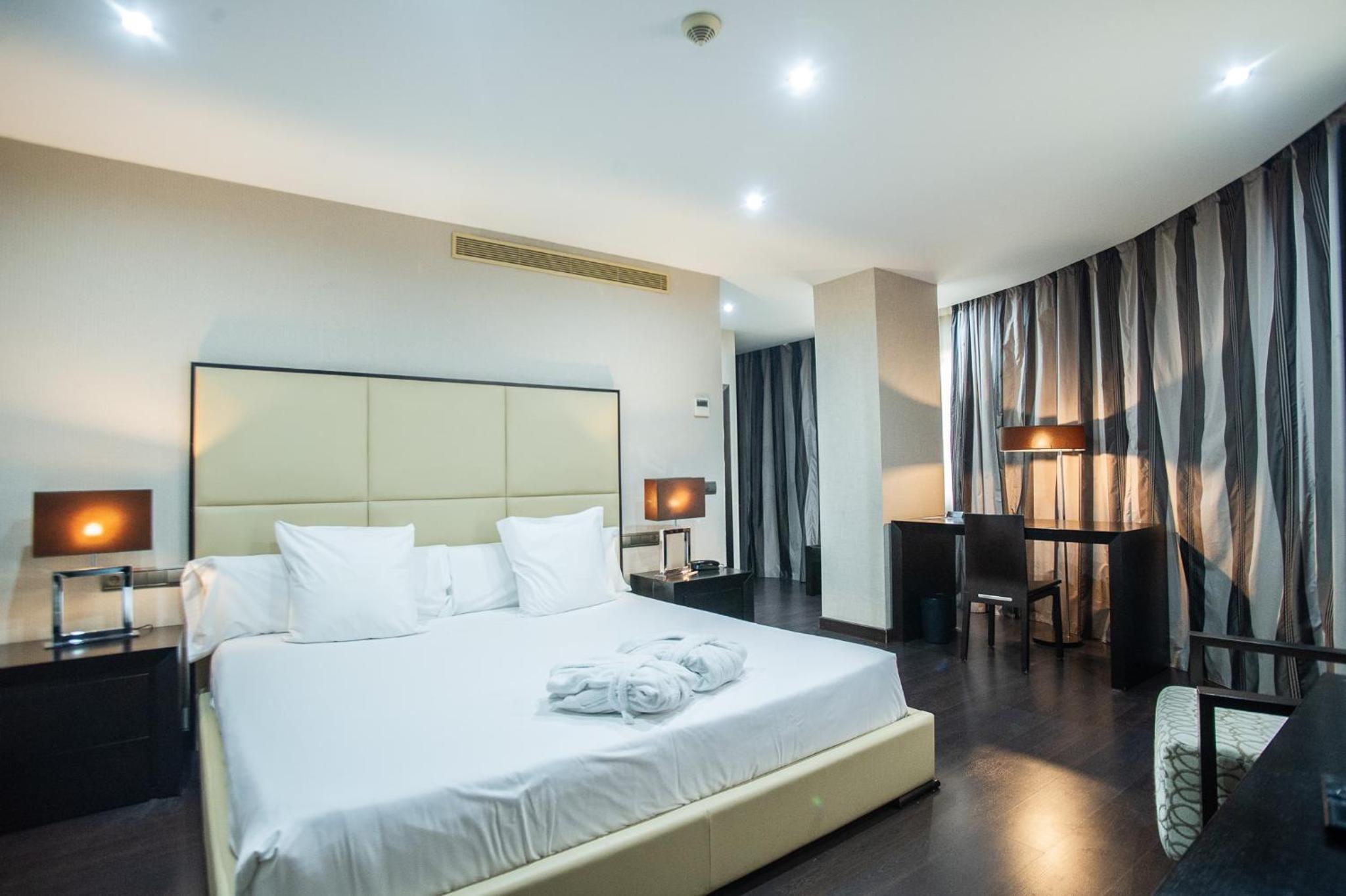 Deluxe Suite with Spa Bath - Photo 1