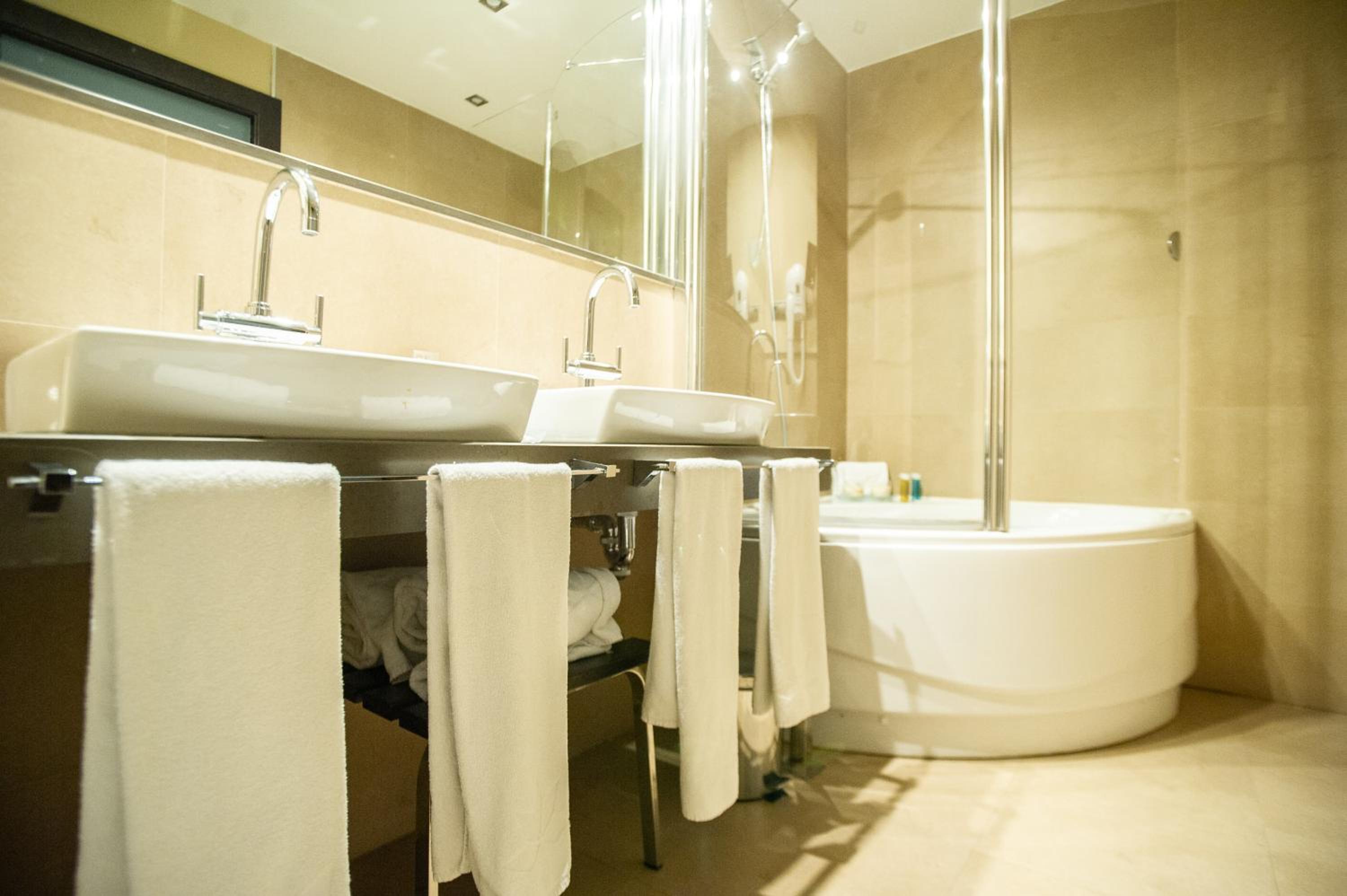 Deluxe Suite with Spa Bath - Photo 3