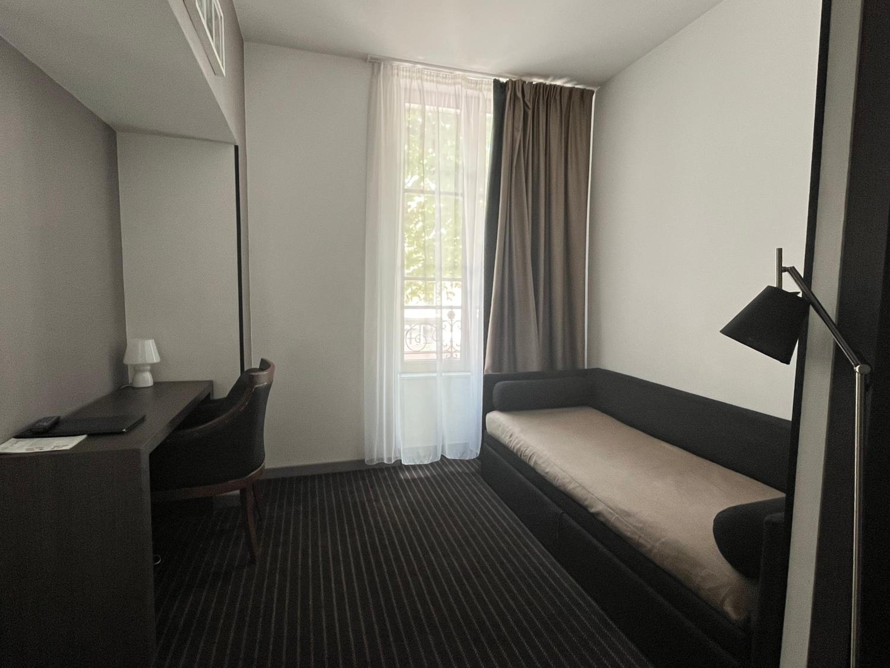 Family Room with Queen Bed and Sofa Bed - Non-Smoking - Photo 2