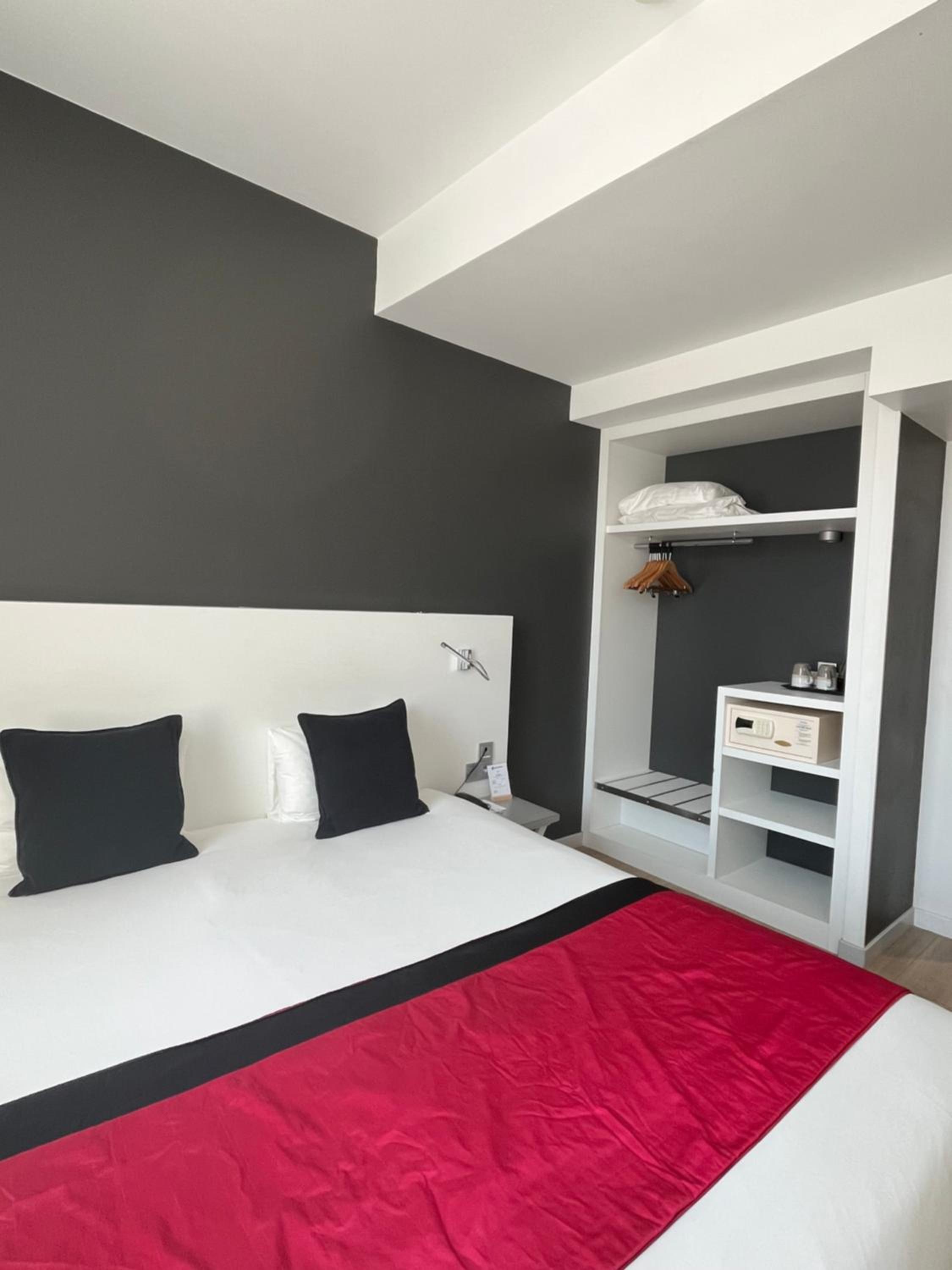 Superior Queen Room with Queen Bed - Non-Smoking - Photo 3