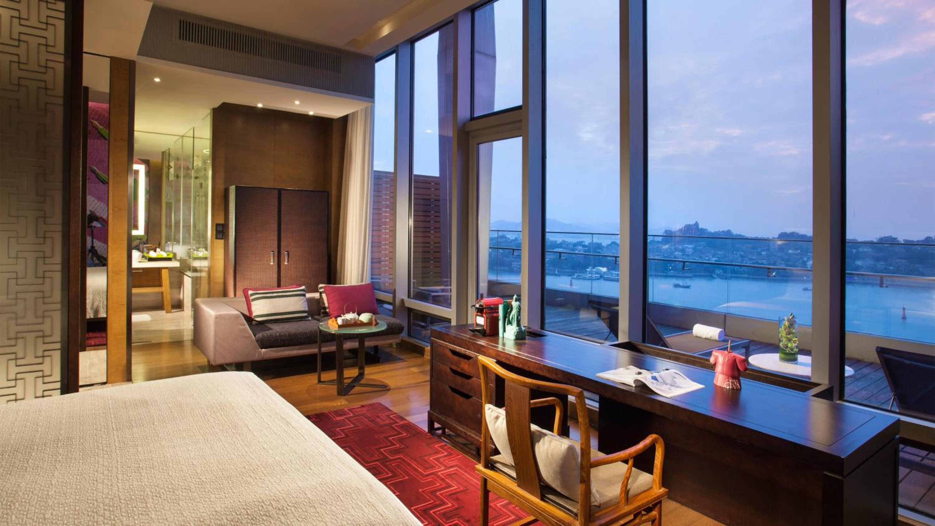Premium King Room with Balcony and Sea View - Photo 7