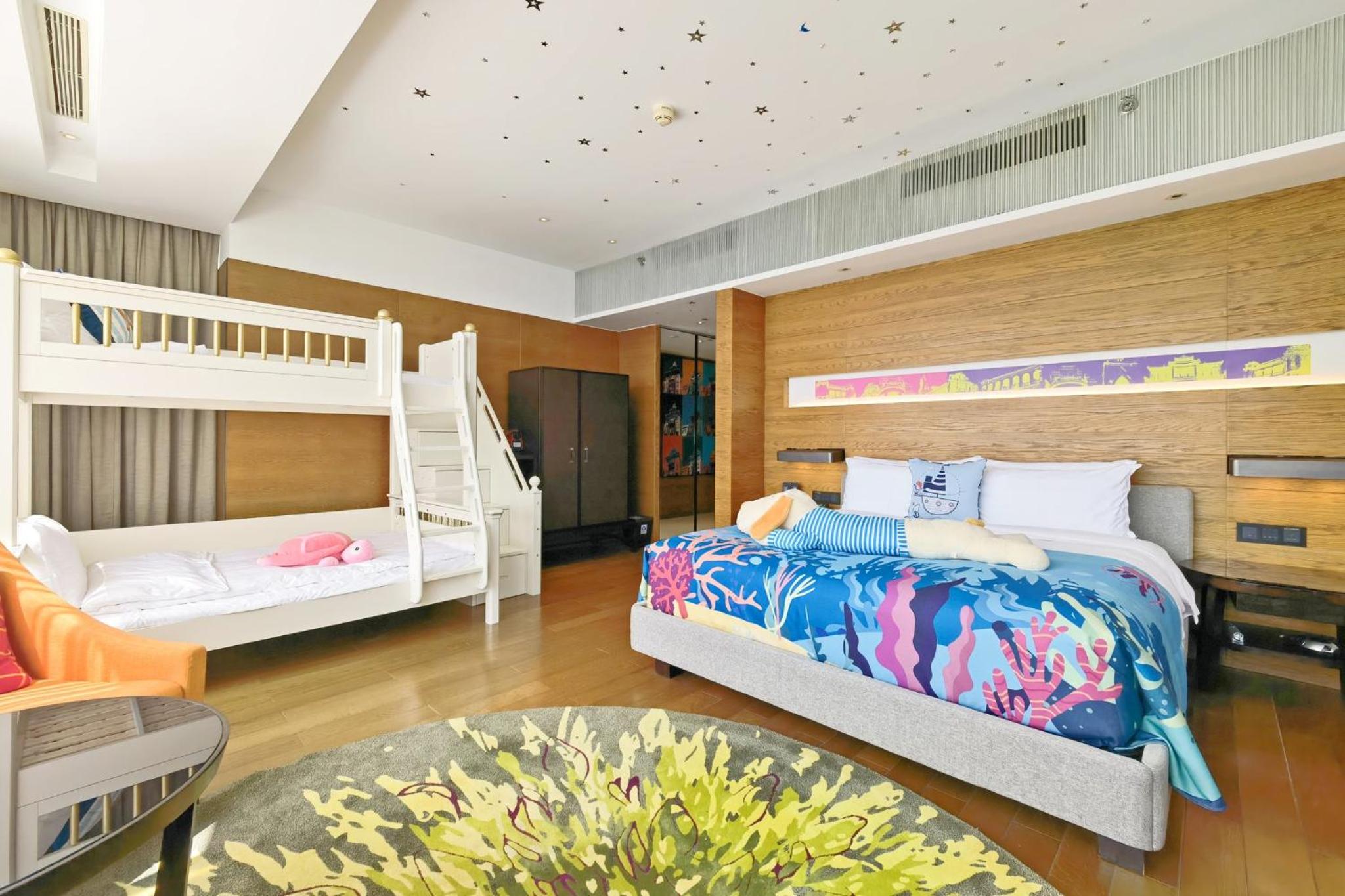Premium King Room with One King and Bunk Bed - Photo 2