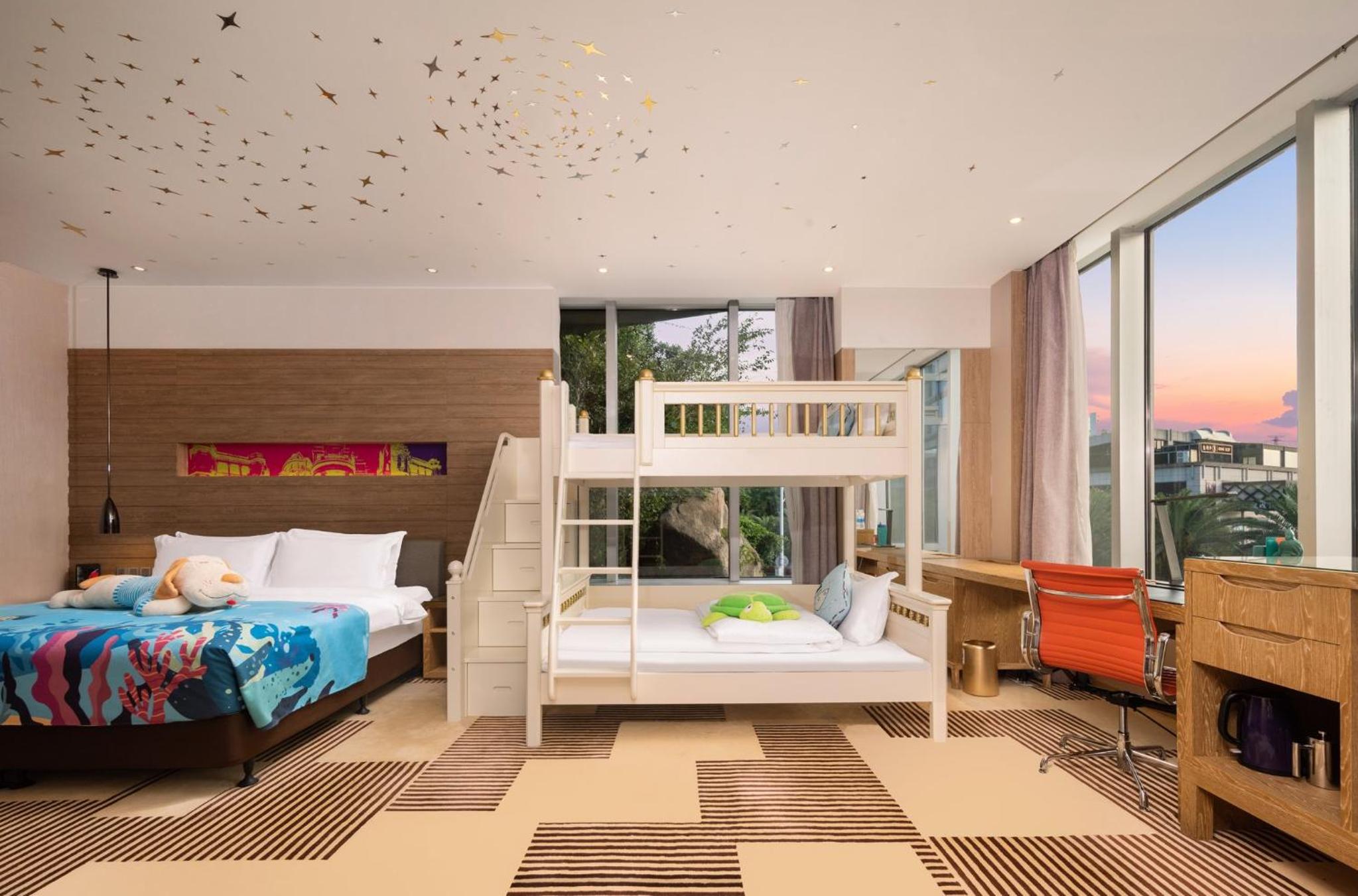 Premium King Room with One King and Bunk Bed - Photo 3