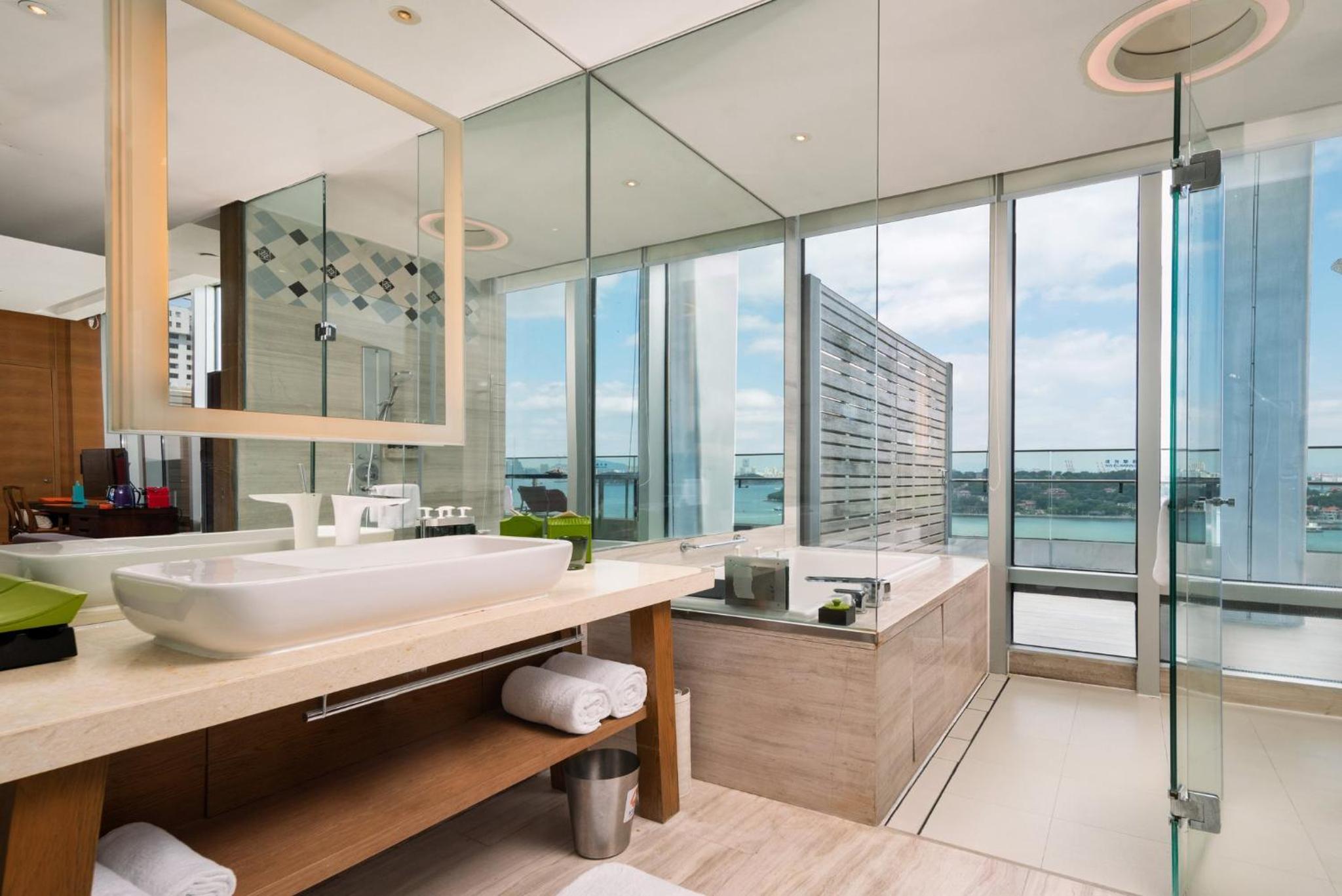 Premium King Room with Balcony and Sea View - Photo 2