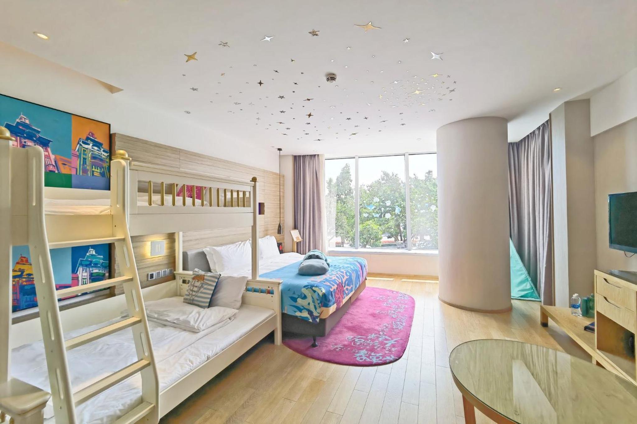 Premium King Room with One King and Bunk Bed - Photo 6