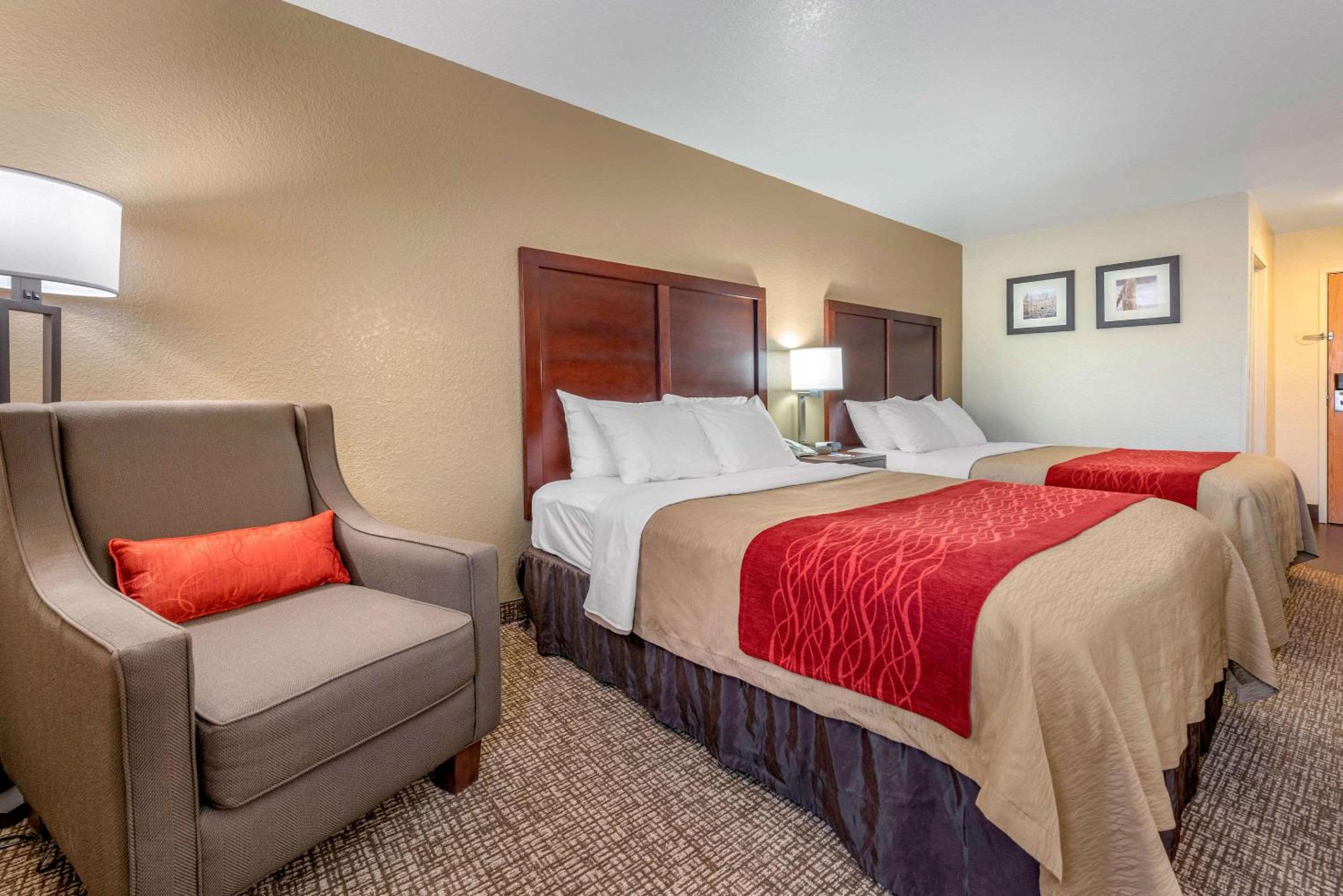 Queen Room with Two Queen Beds - Photo 4