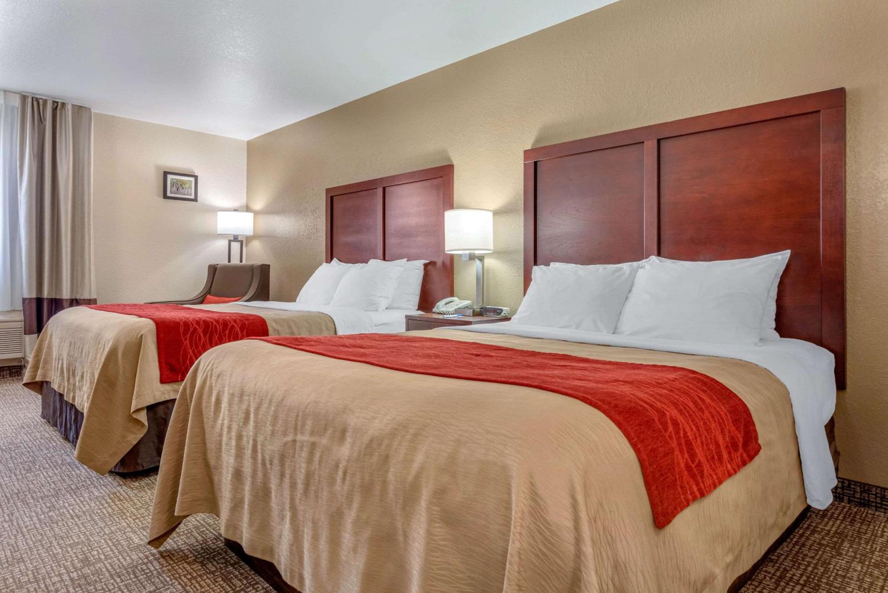 Queen Room with Two Queen Beds - Photo 2