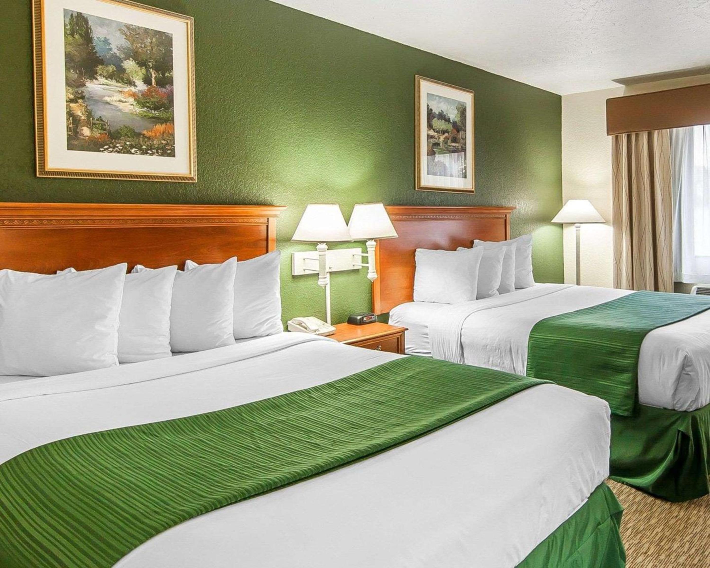 Queen Room with Two Queen Beds - Non-Smoking - Photo 1