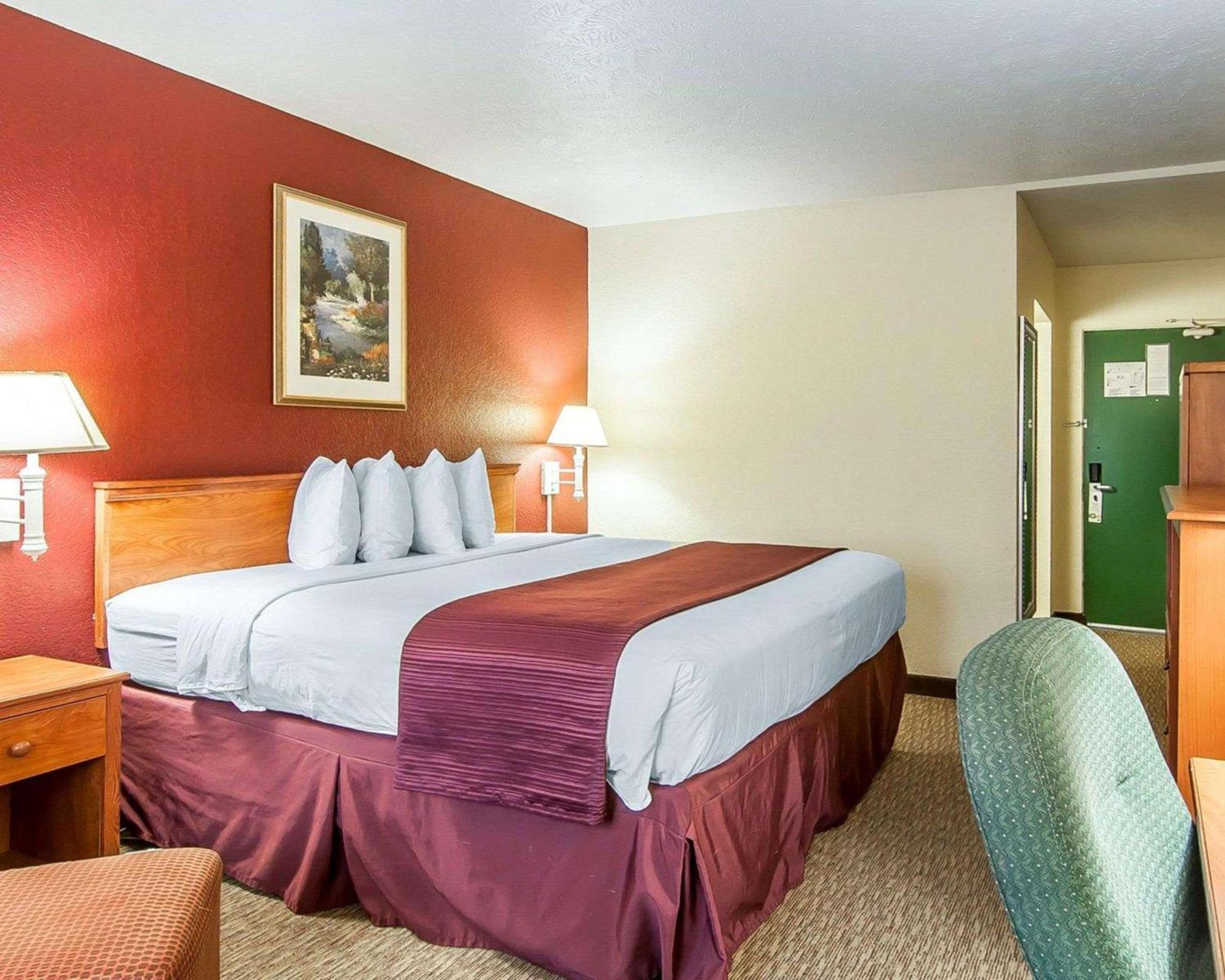 King Room - Non-Smoking - Photo 4