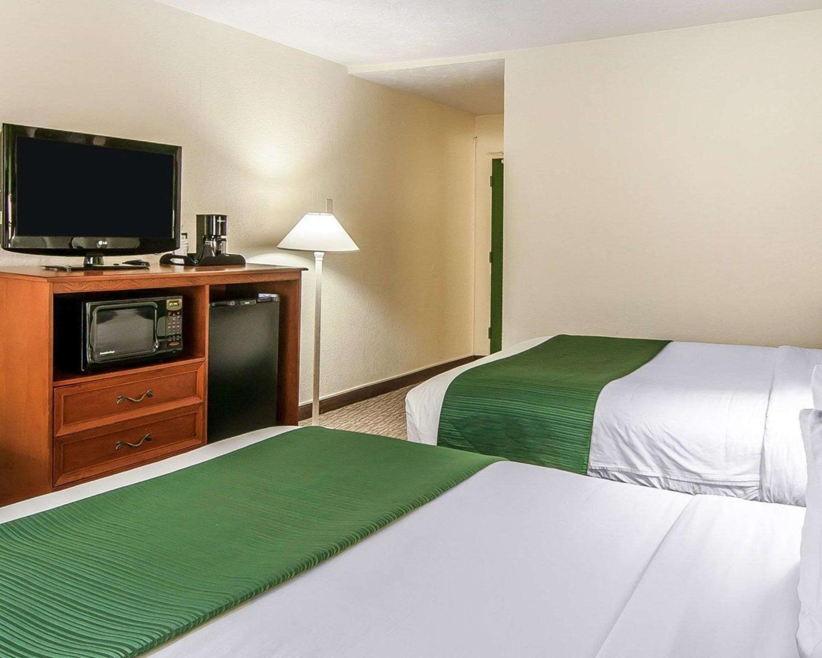 Queen Room with Two Queen Beds - Non-Smoking - Photo 3