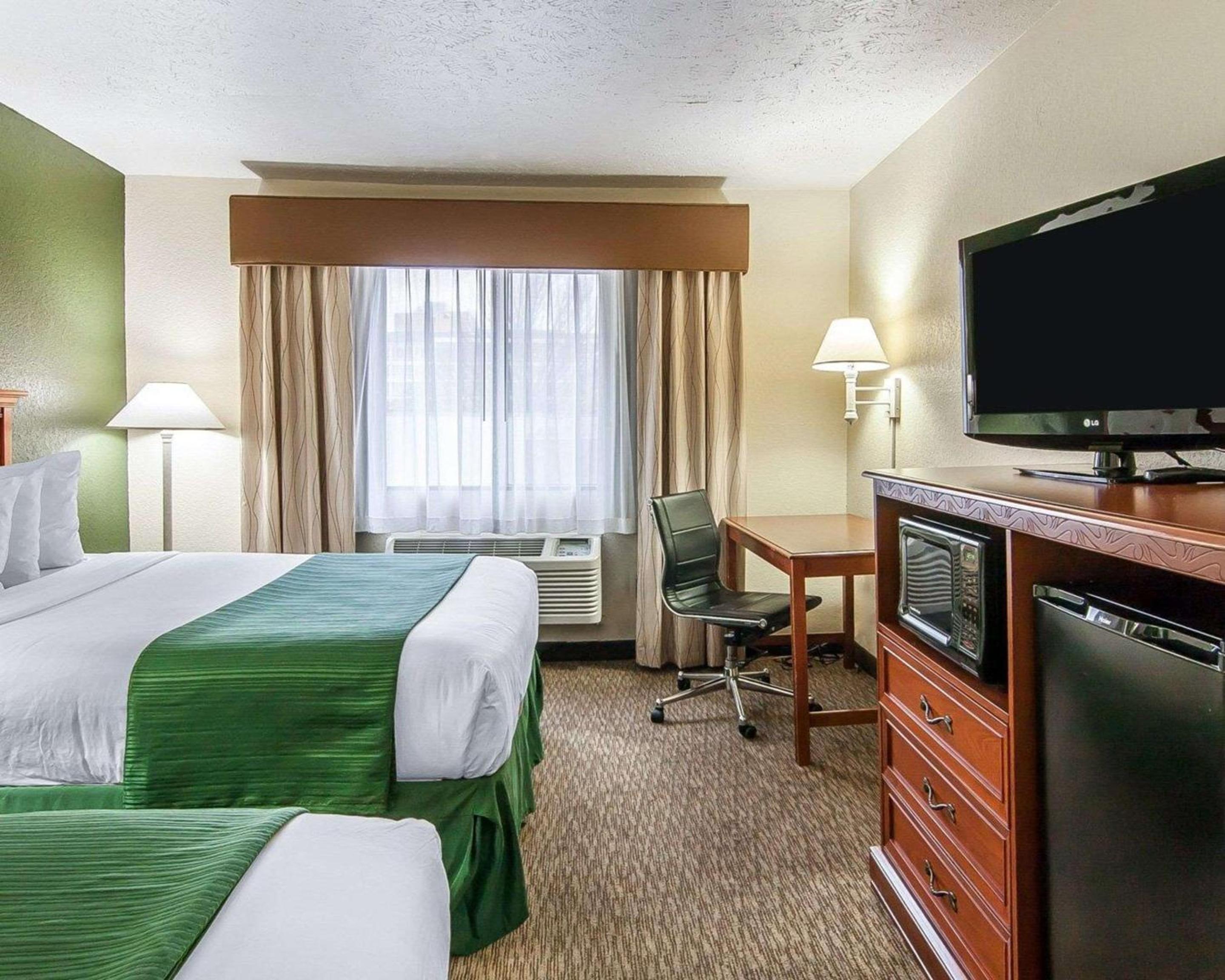 Queen Room with Two Queen Beds - Non-Smoking - Photo 4
