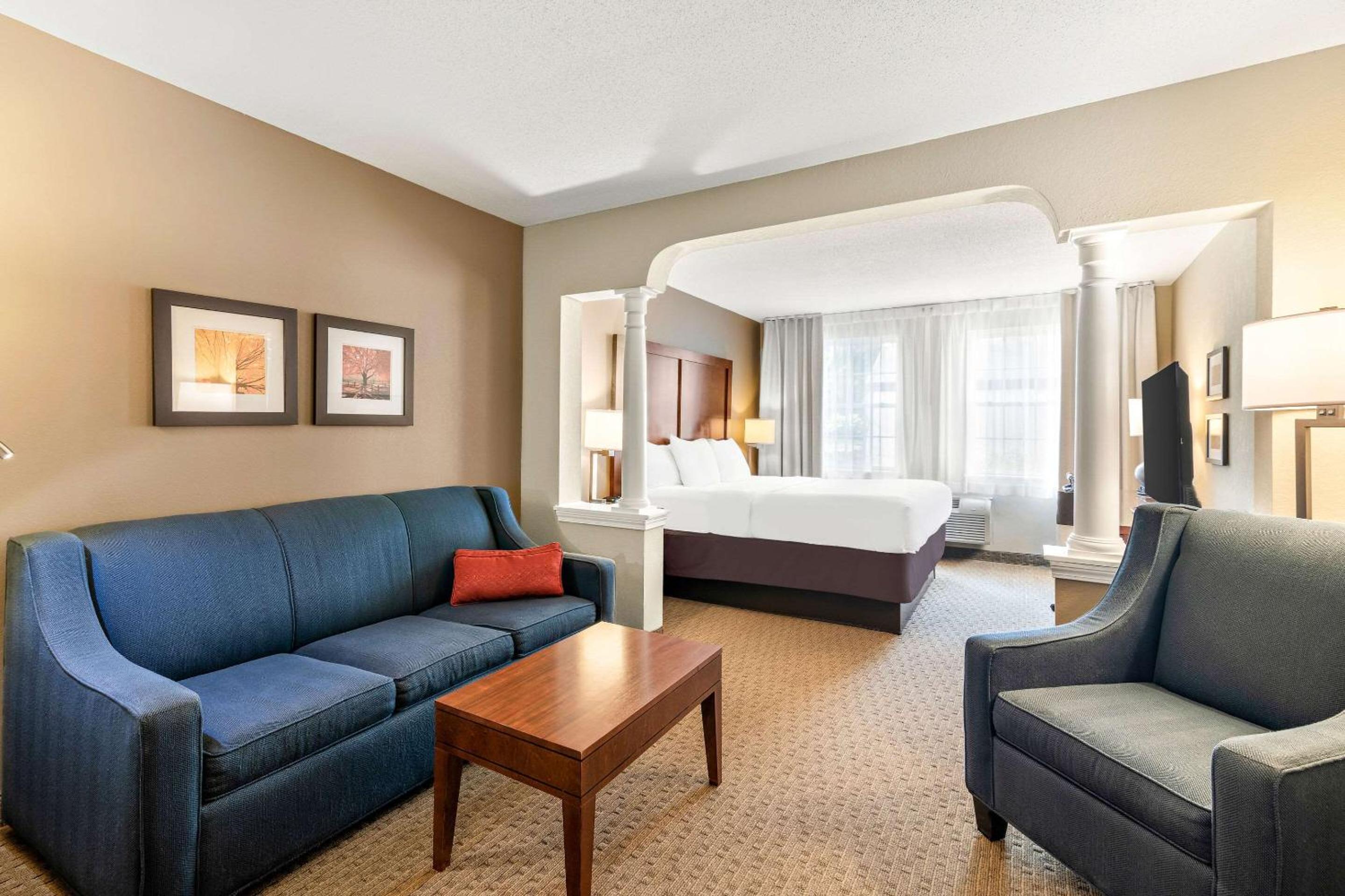 King Suite - Non-Smoking - Photo 1